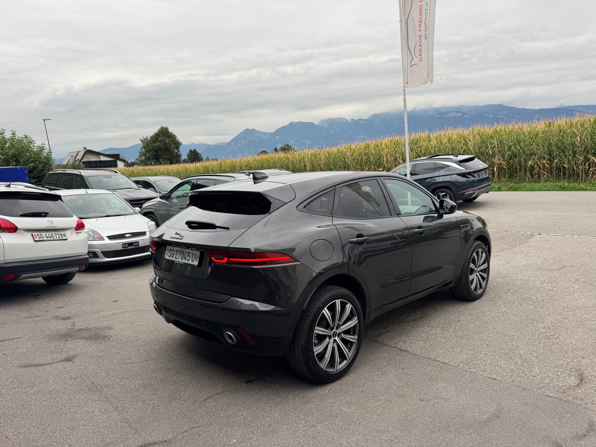 JAGUAR E-Pace 2.0 P200 R-Dynamic AWD Black-image-10
