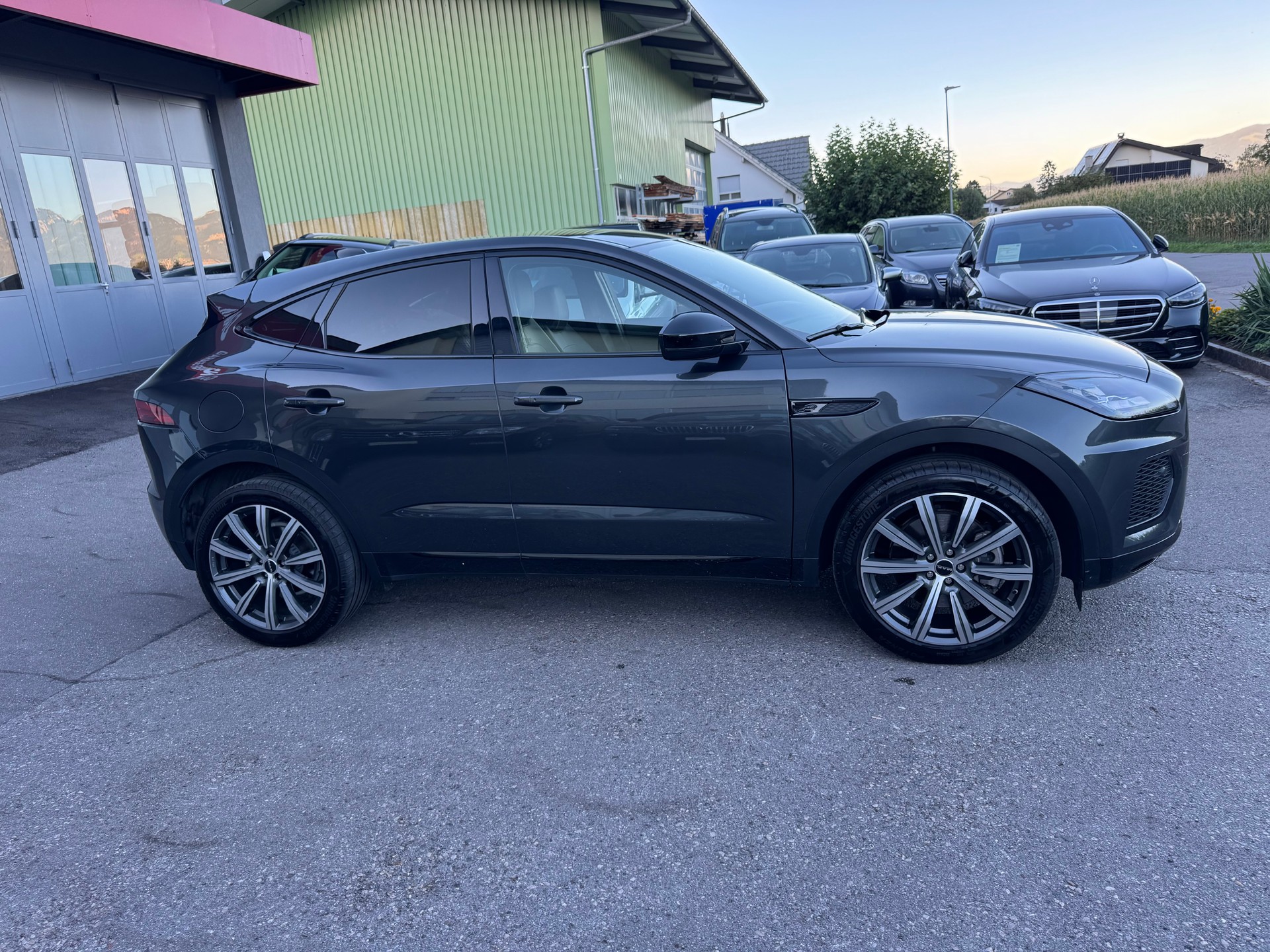 JAGUAR E-Pace 2.0 P200 R-Dynamic AWD Black-image-12