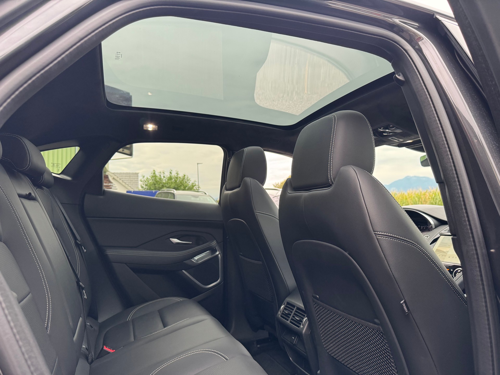 JAGUAR E-Pace 2.0 P200 R-Dynamic AWD Black-image-14