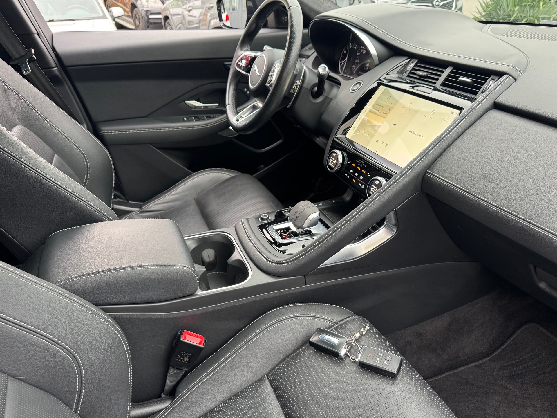 JAGUAR E-Pace 2.0 P200 R-Dynamic AWD Black-image-11