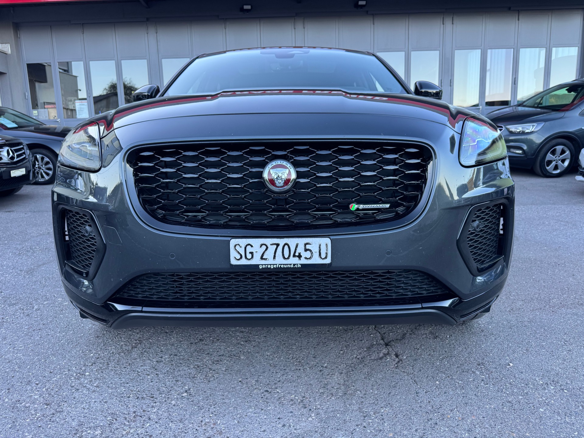 JAGUAR E-Pace 2.0 P200 R-Dynamic AWD Black-image-2