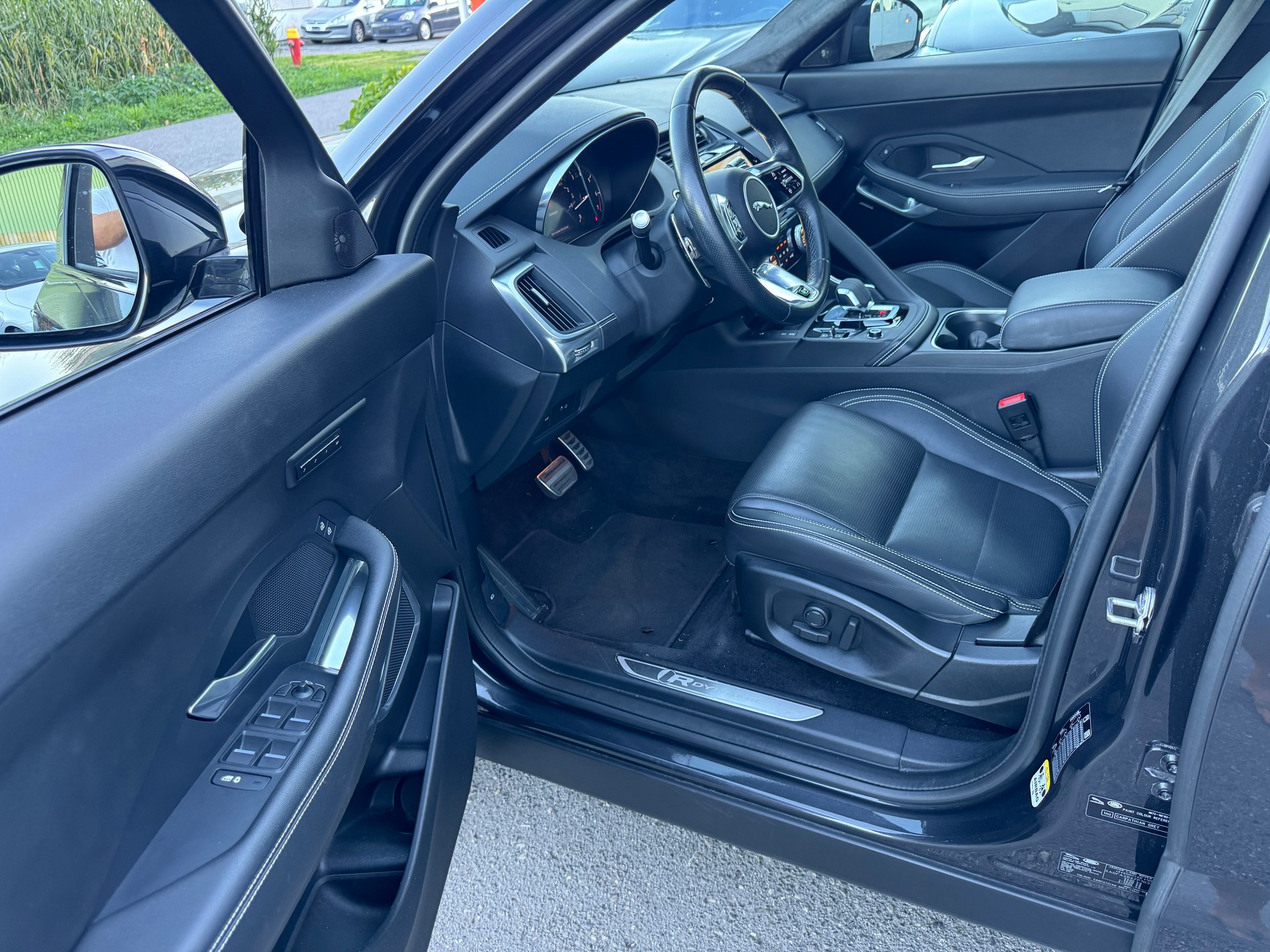 JAGUAR E-Pace 2.0 P200 R-Dynamic AWD Black-image-18
