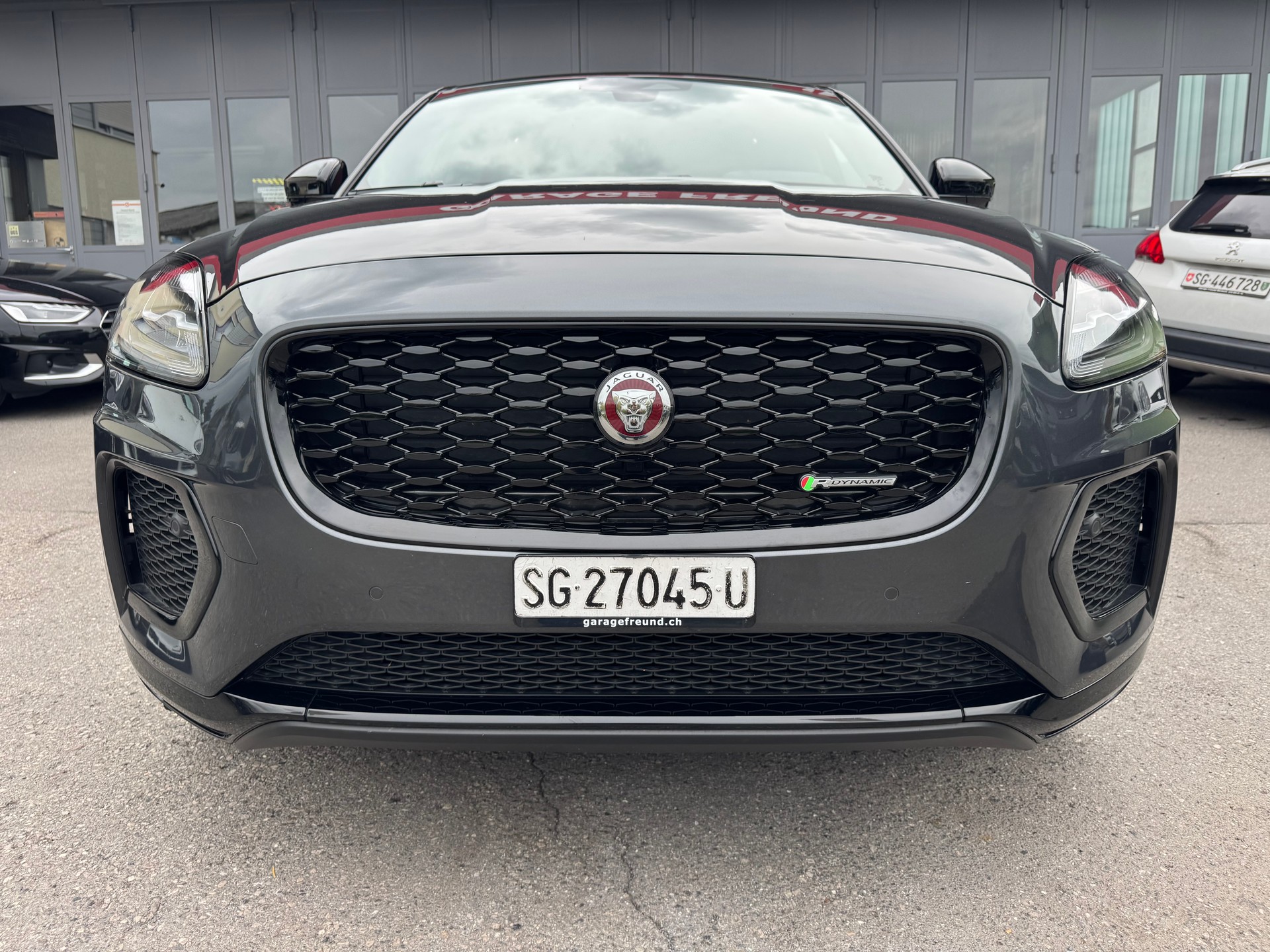 JAGUAR E-Pace 2.0 P200 R-Dynamic AWD Black-showroom-element-2