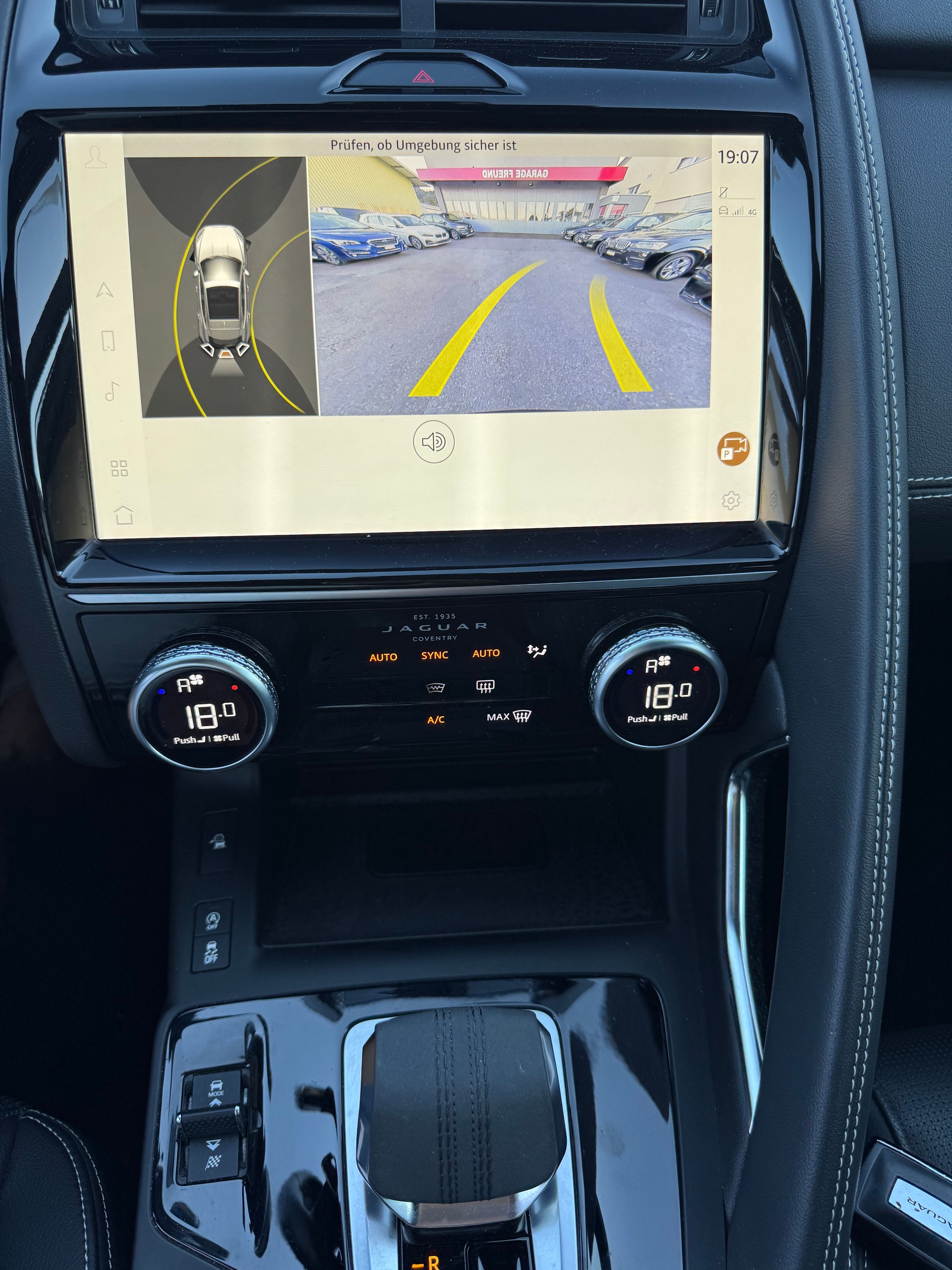 JAGUAR E-Pace 2.0 P200 R-Dynamic AWD Black-image-4
