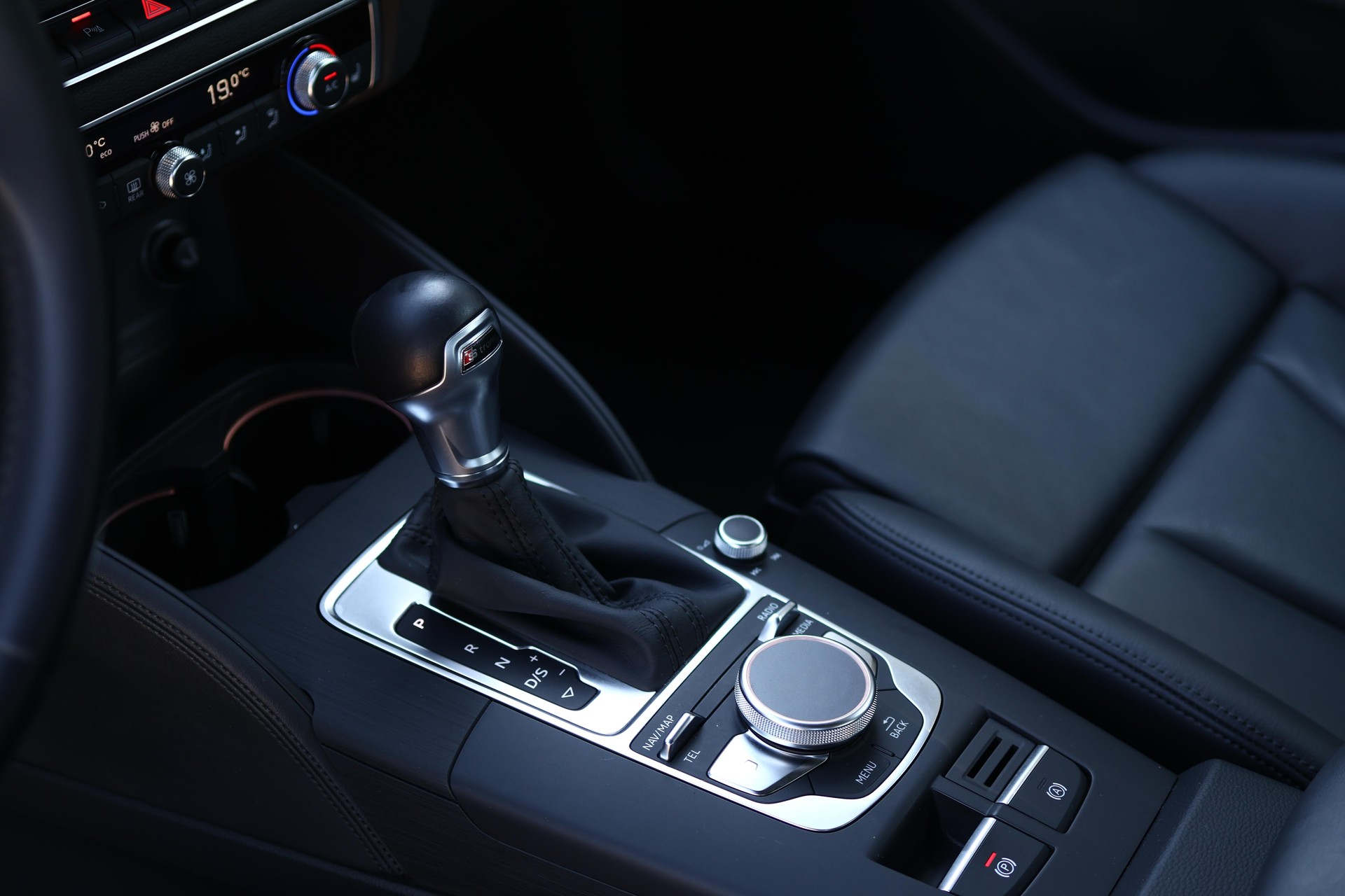 AUDI A3 Sportback 2.0 T FSI Design Quattro S-Tronic * LEDERSITZE * ELEKTRISCHE SITZE * LENKRADHEIZUNG *-image-27