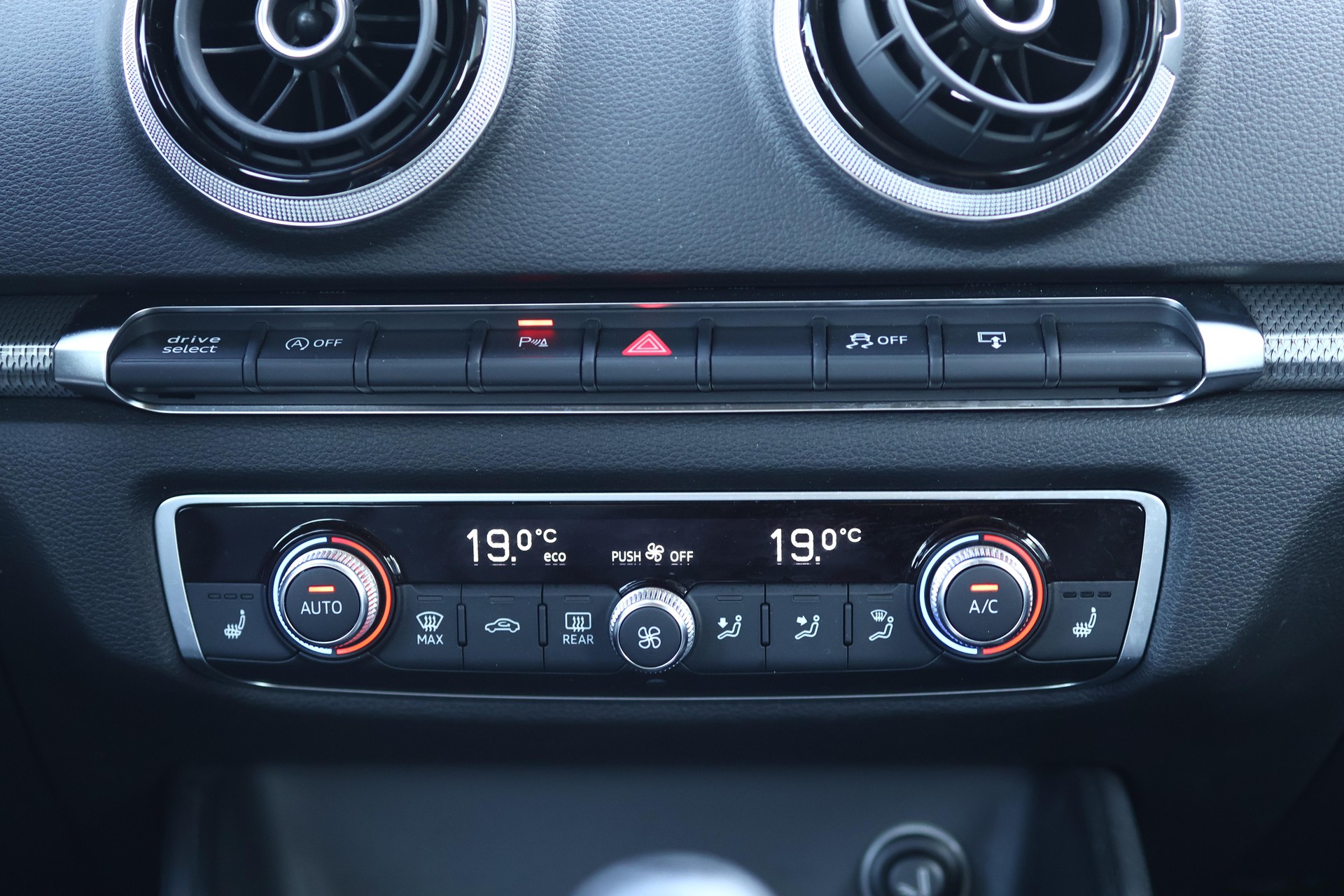 AUDI A3 Sportback 2.0 T FSI Design Quattro S-Tronic * LEDERSITZE * ELEKTRISCHE SITZE * LENKRADHEIZUNG *-image-28