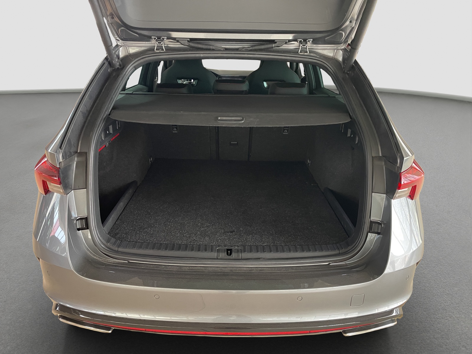 SKODA Octavia Combi 1.4 TSI PHEV DSG RS-image-9