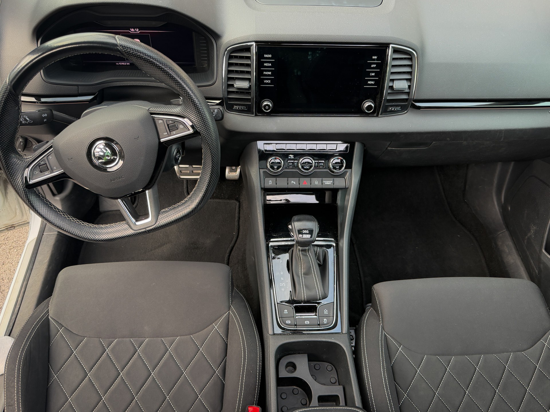 SKODA Karoq 2.0 TSI SportLine DSG 4x4-image-1
