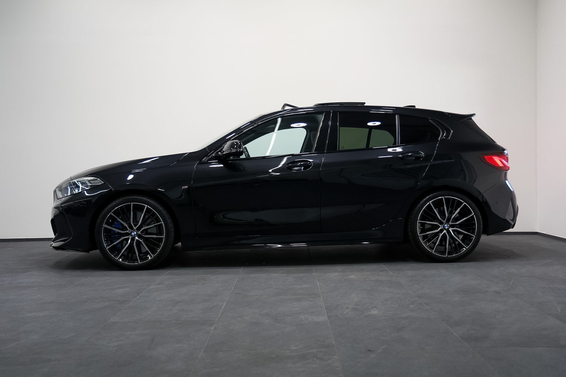 BMW M135i xDrive Steptronic *Sportsitze*-image-6