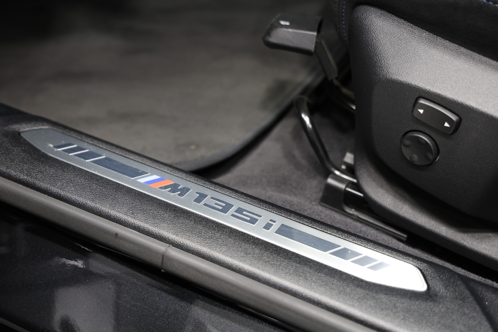 BMW M135i xDrive Steptronic *Sportsitze*-image-17
