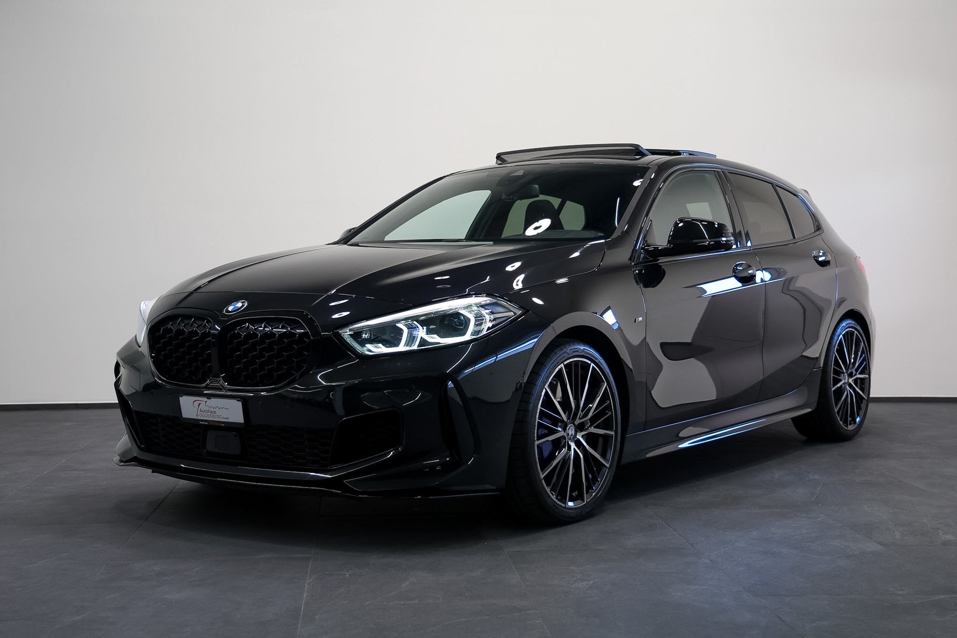 BMW M135i xDrive Steptronic *Sportsitze*-image-2