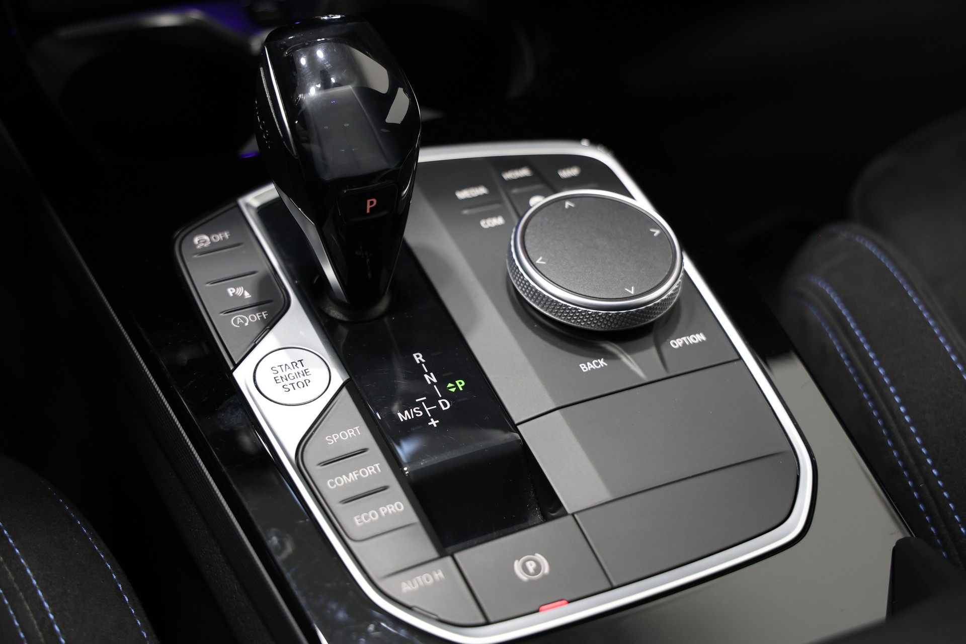 BMW M135i xDrive Steptronic *Sportsitze*-image-23