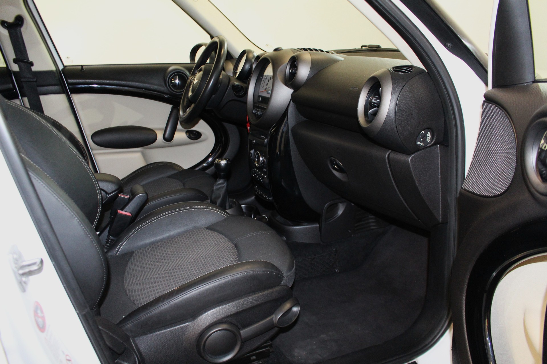 MINI Countryman R60 1.6i Cooper-image-10