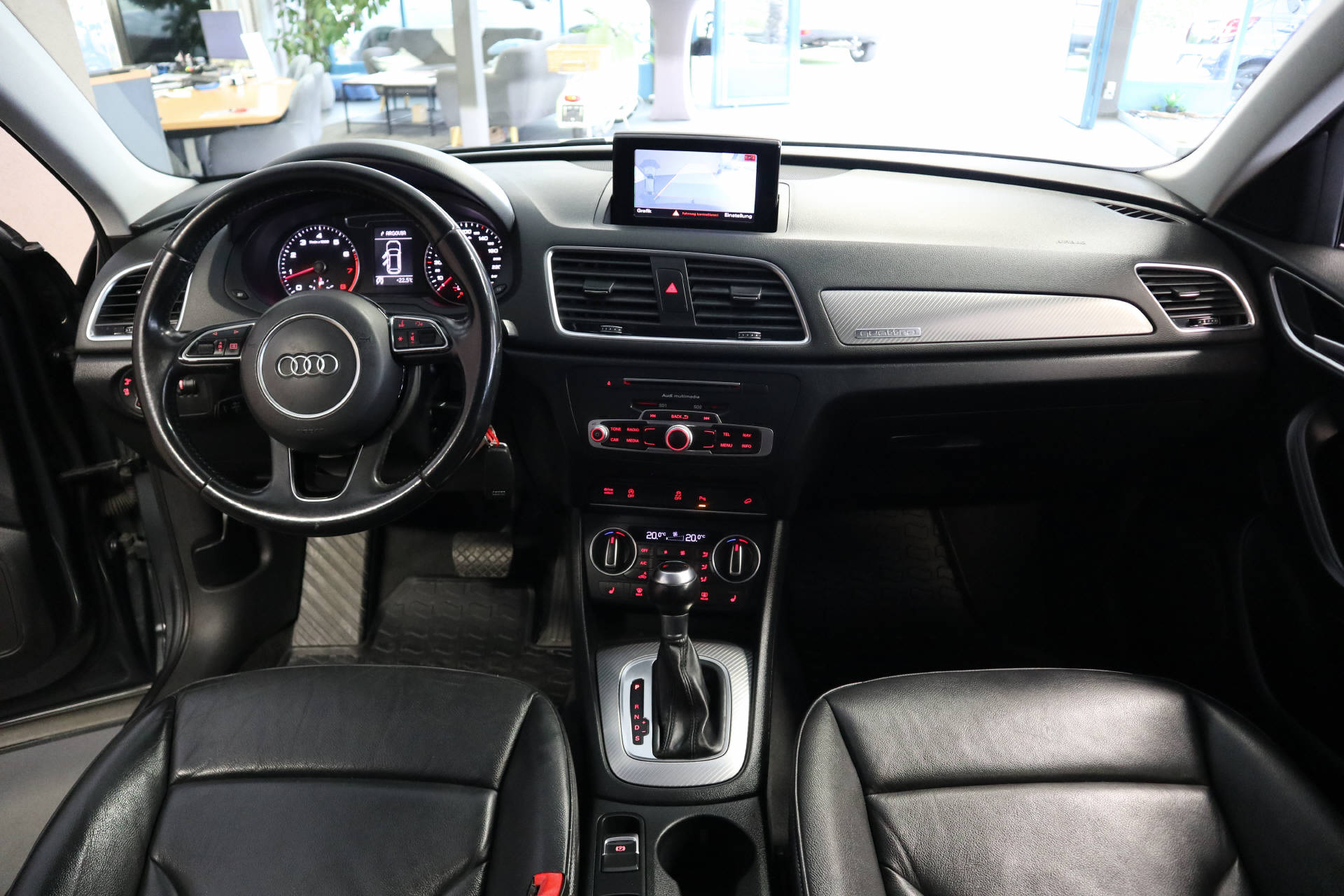 AUDI Q3 2.0 TFSI Design quattro S-Tr.-image-12