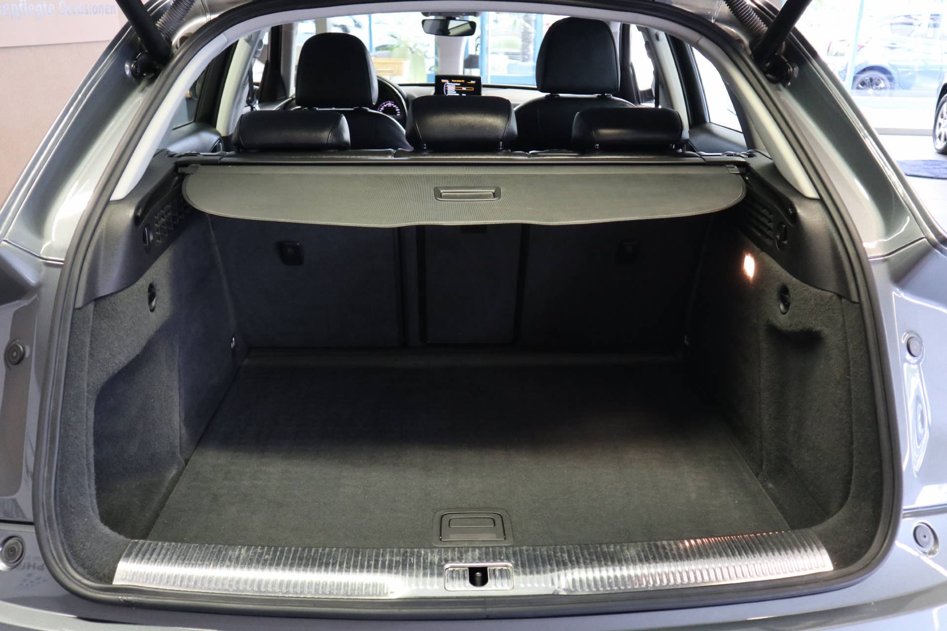 AUDI Q3 2.0 TFSI Design quattro S-Tr.-image-8
