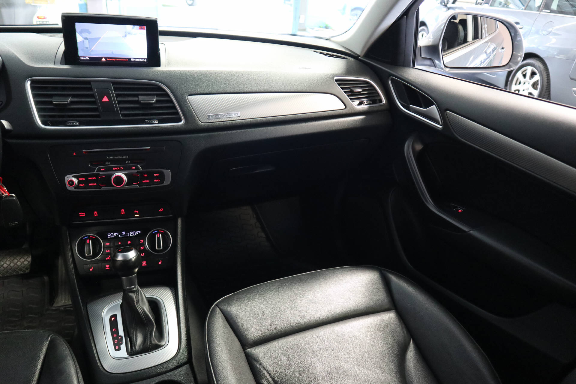AUDI Q3 2.0 TFSI Design quattro S-Tr.-image-13