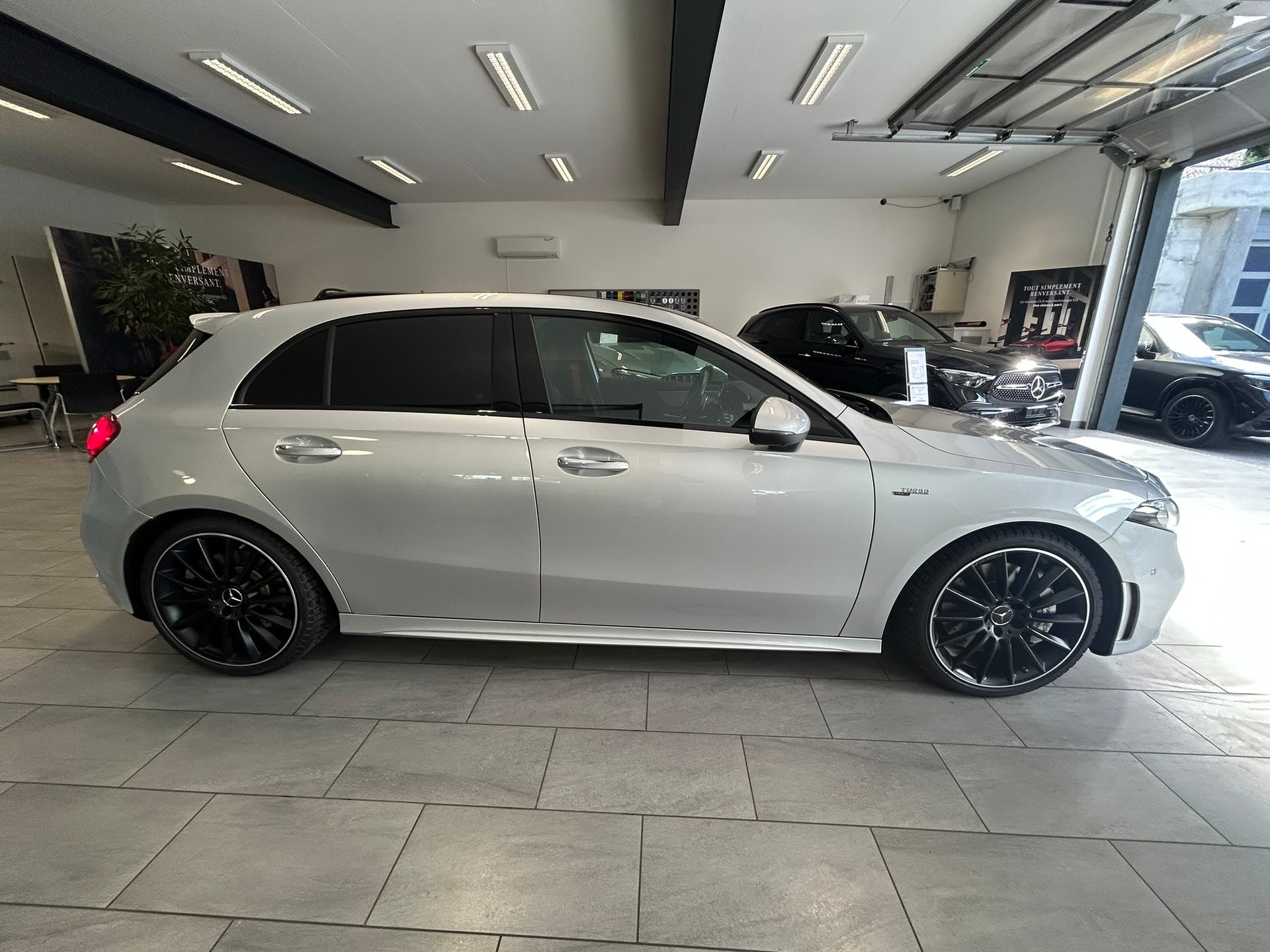 MERCEDES-BENZ A 35 AMG 4Matic Speedshift-image-3