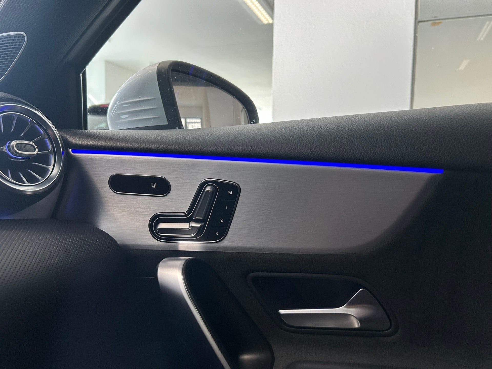 MERCEDES-BENZ A 35 AMG 4Matic Speedshift-image-11