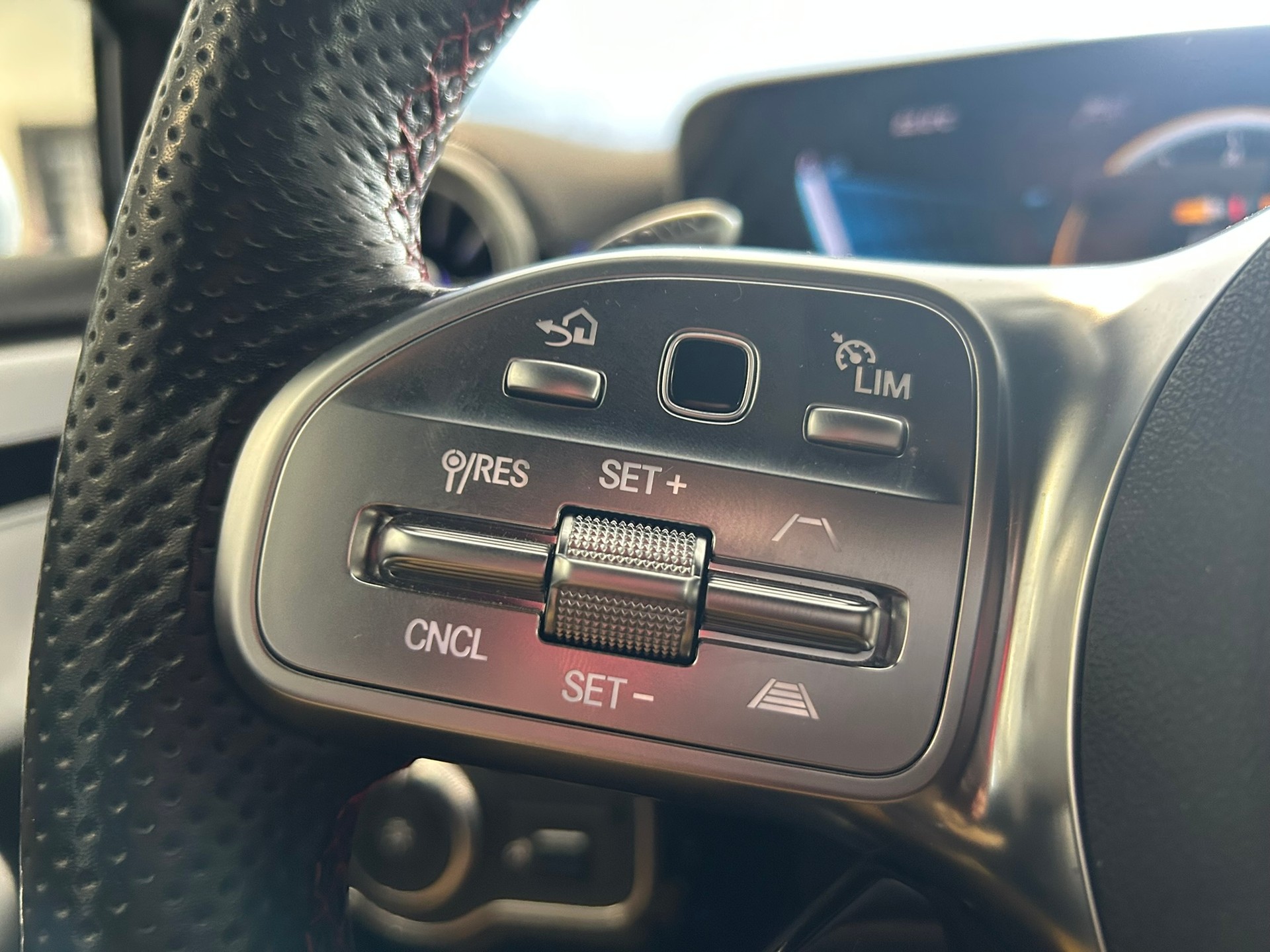 MERCEDES-BENZ A 35 AMG 4Matic Speedshift-image-16