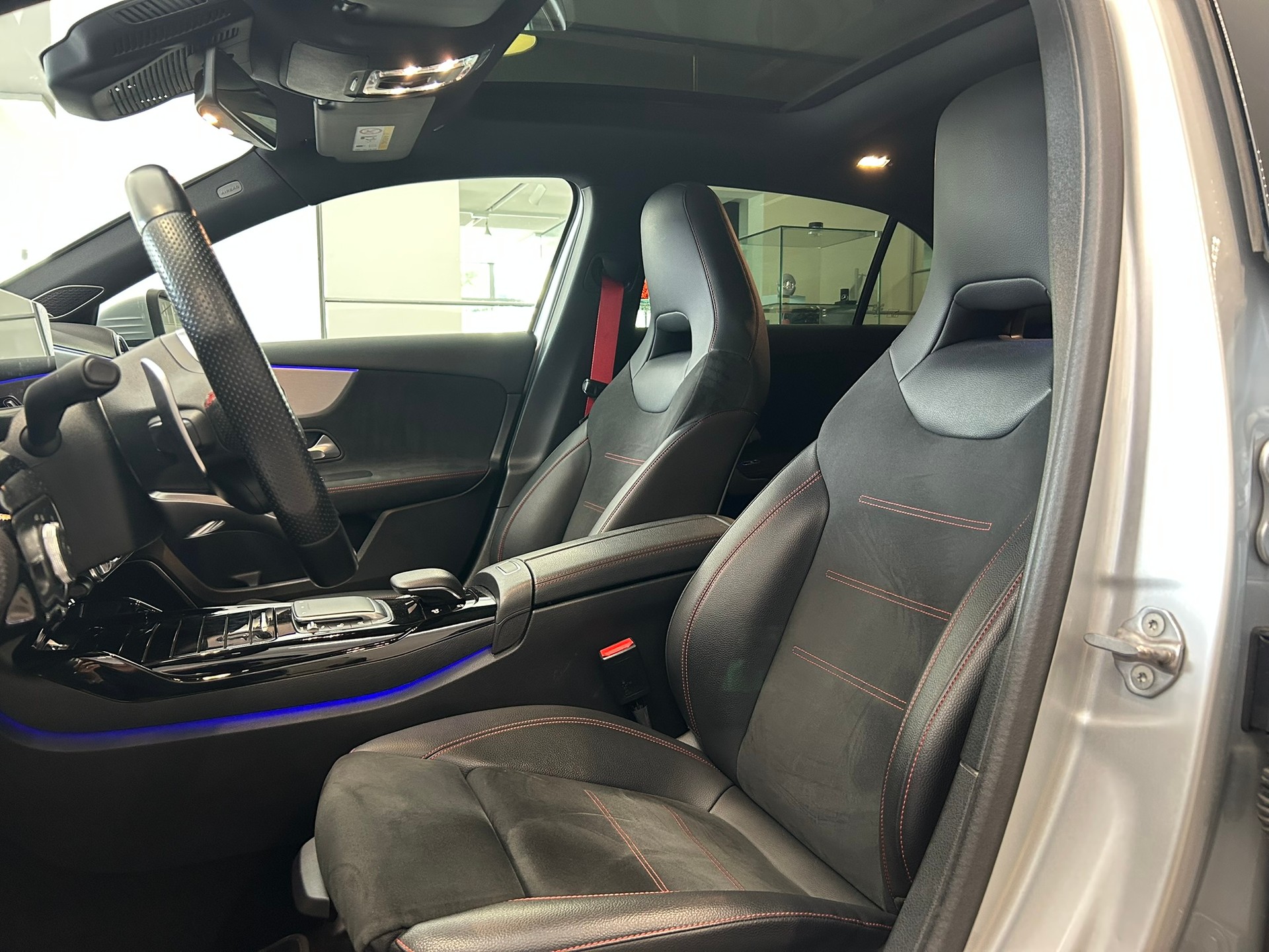 MERCEDES-BENZ A 35 AMG 4Matic Speedshift-image-6
