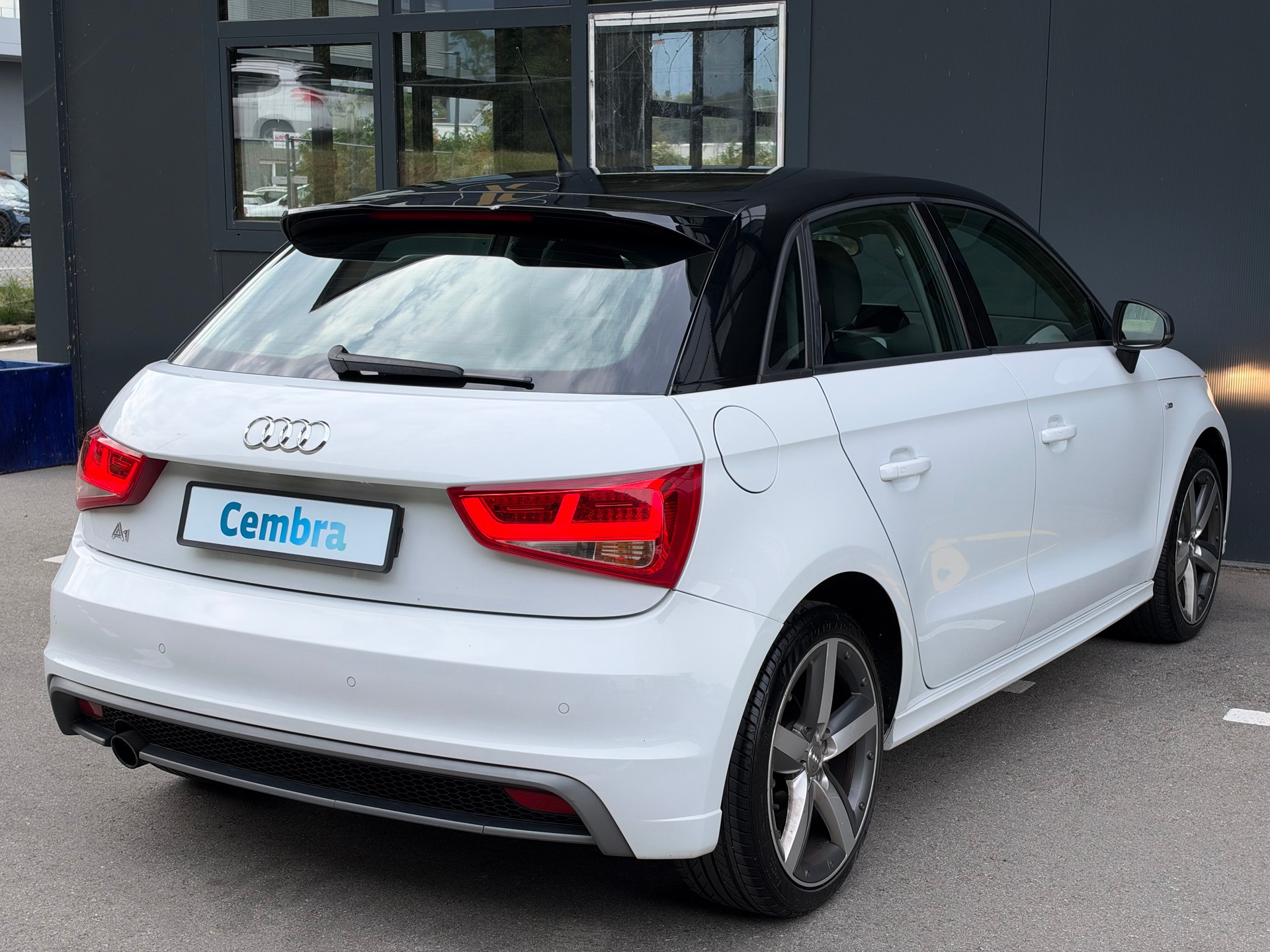 AUDI A1 Sportback S-Line 1.2 TFSI Ambition-image-4