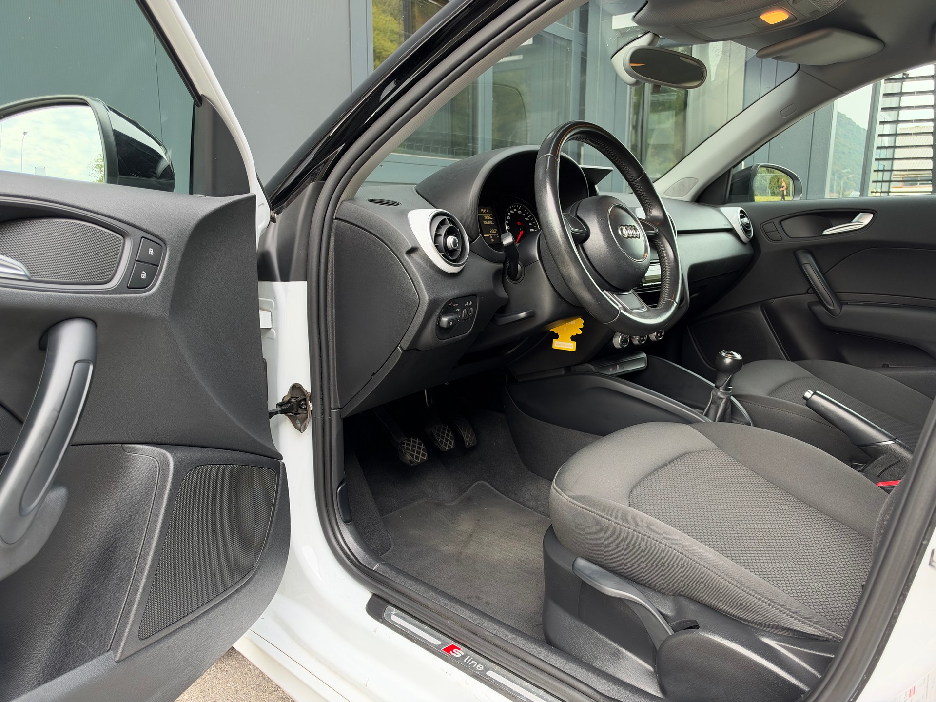 AUDI A1 Sportback S-Line 1.2 TFSI Ambition-image-7