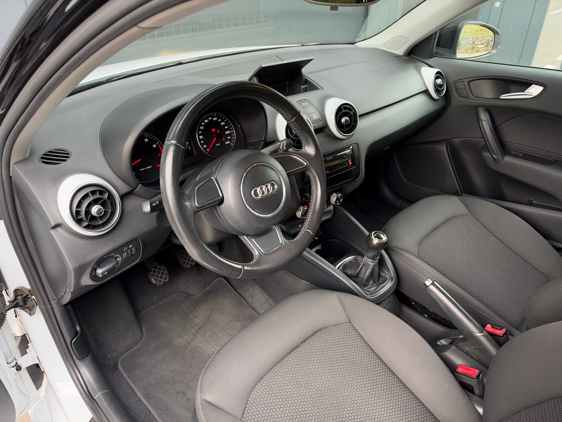 AUDI A1 Sportback S-Line 1.2 TFSI Ambition-image-6