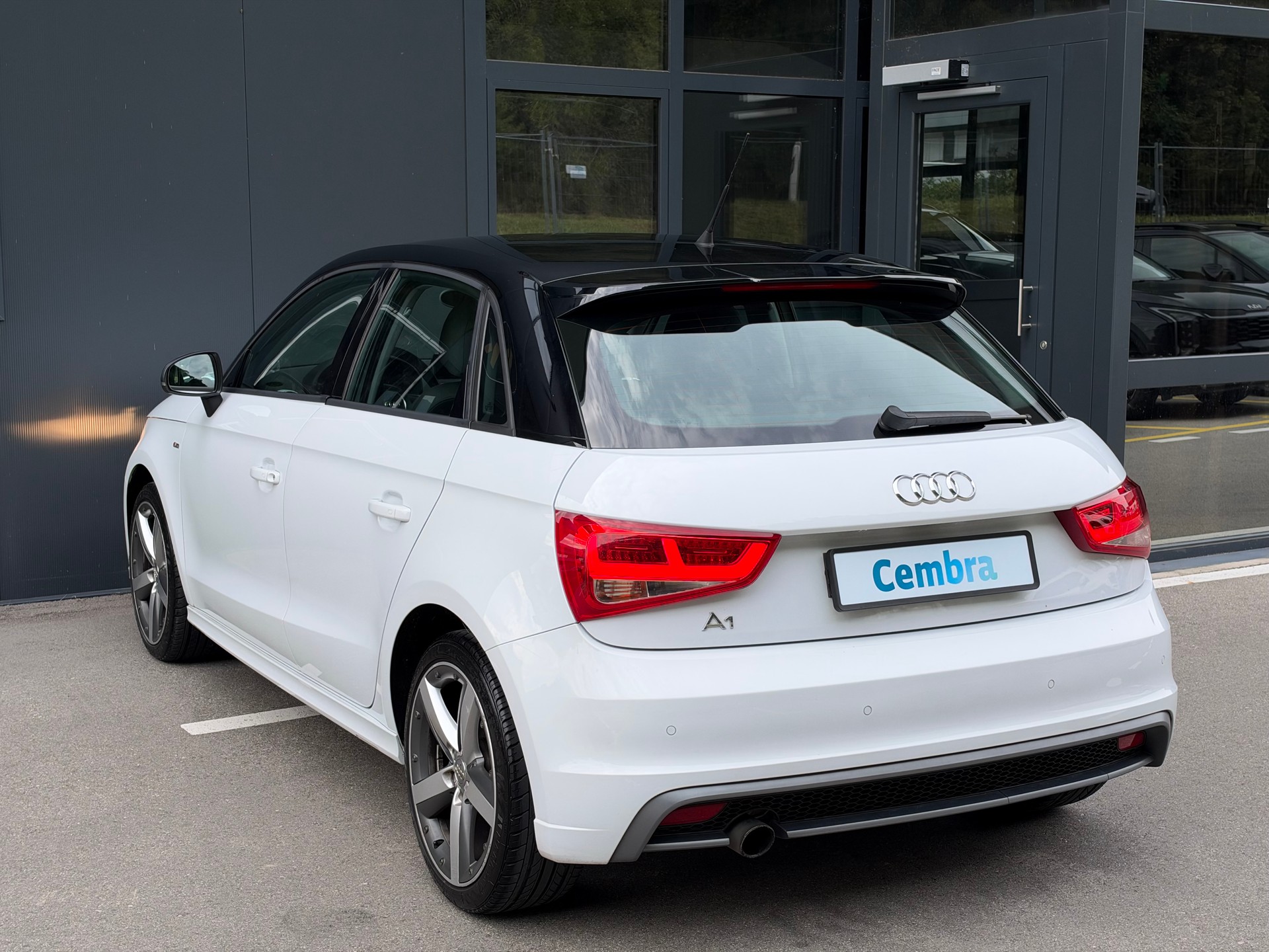 AUDI A1 Sportback S-Line 1.2 TFSI Ambition-image-3