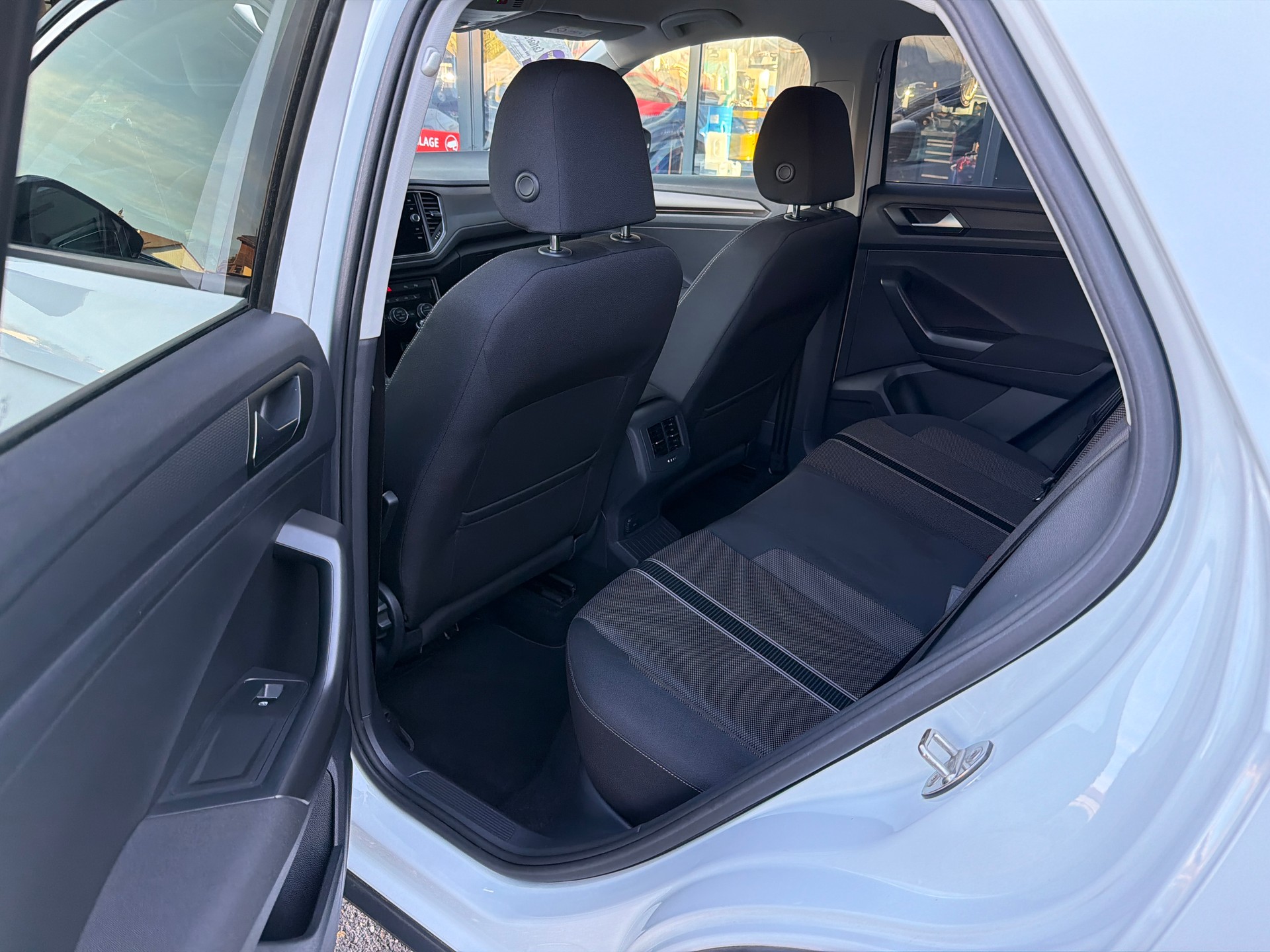 VW T-Roc 1.0 TSI Advance-image-6