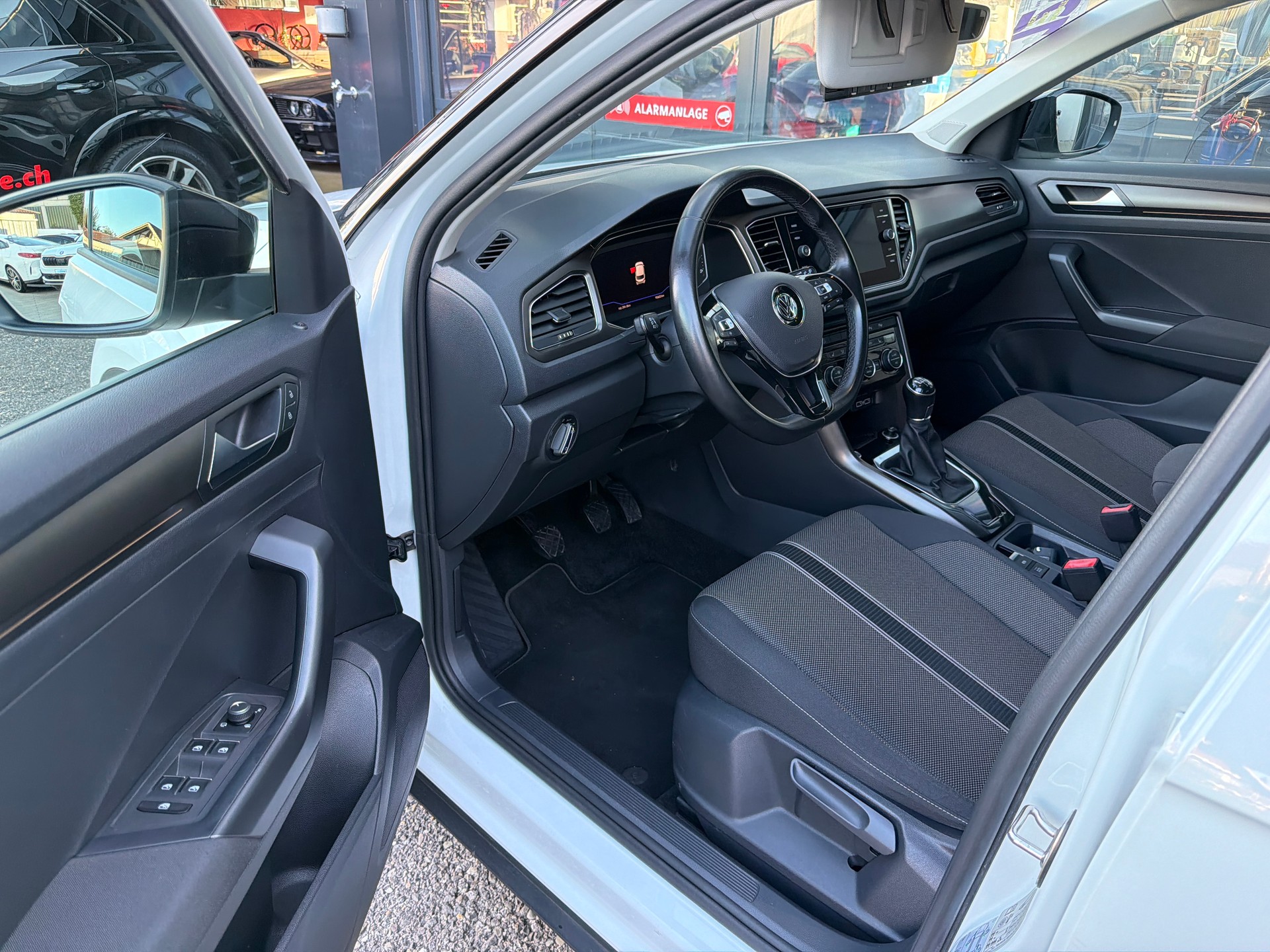 VW T-Roc 1.0 TSI Advance-image-7