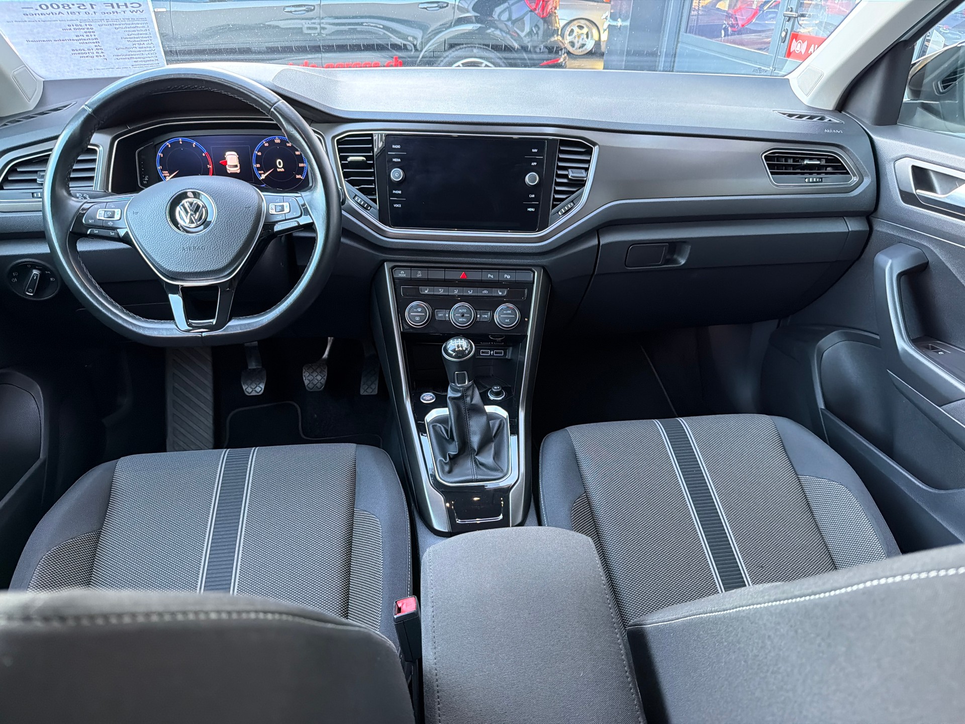 VW T-Roc 1.0 TSI Advance-image-9