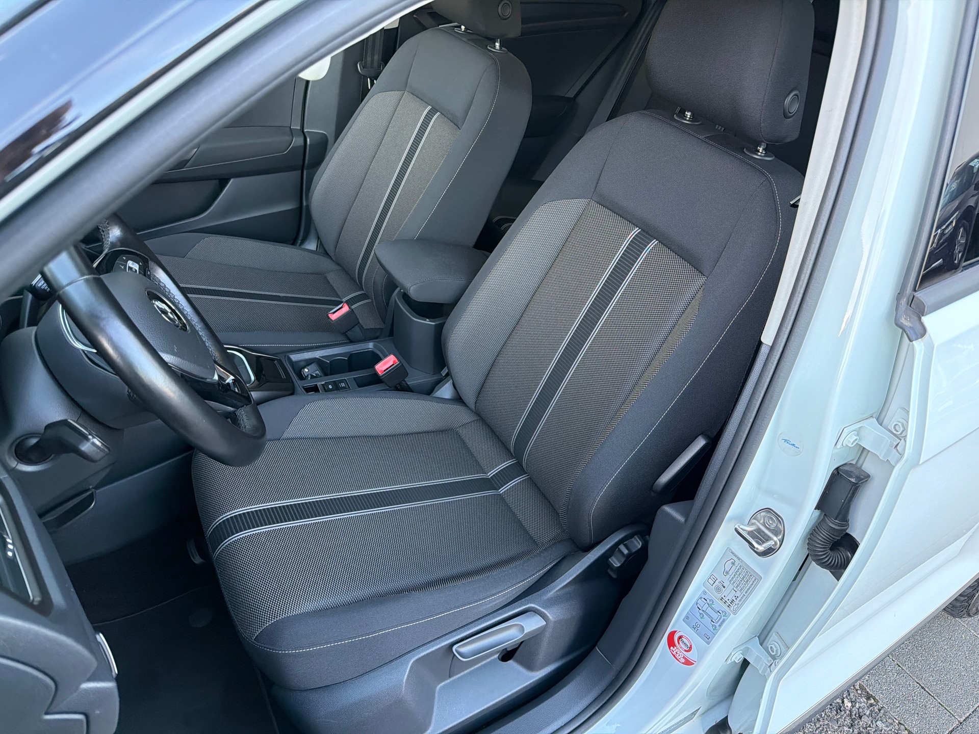 VW T-Roc 1.0 TSI Advance-image-8