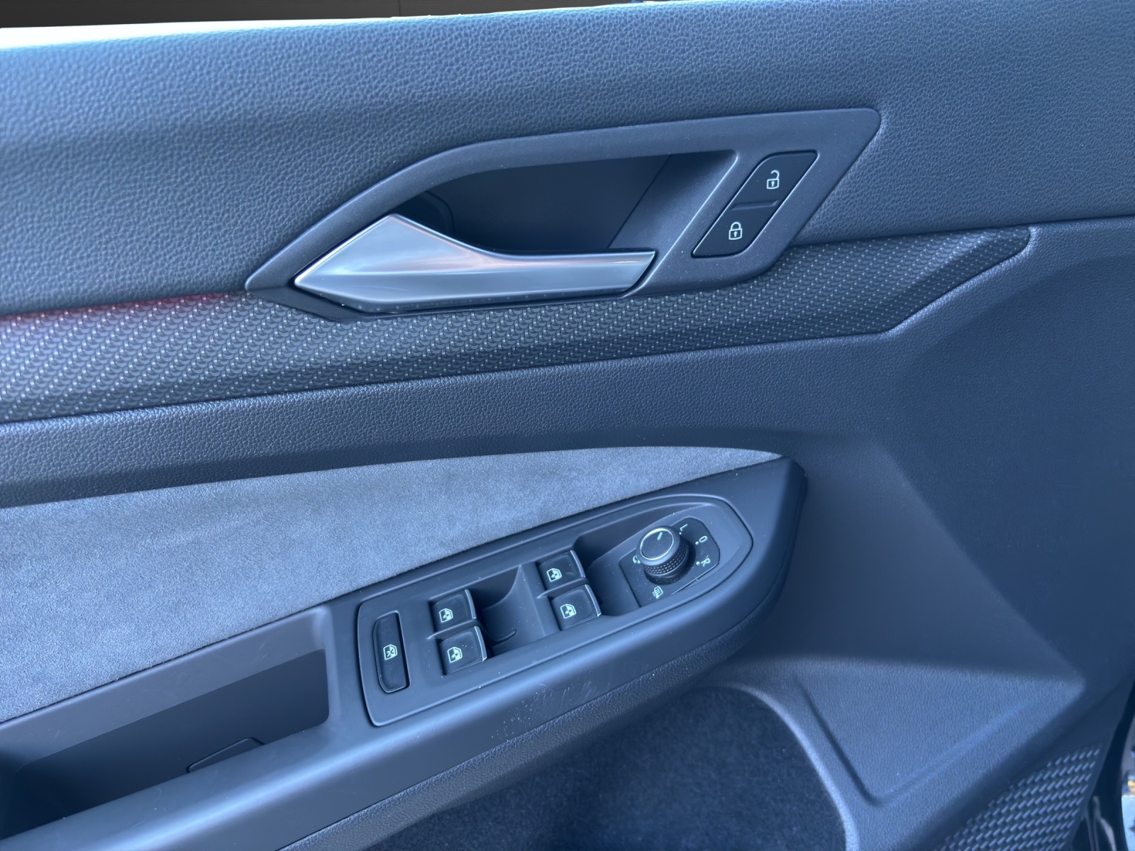 VW Golf Variant 1.5 eTSI mHEV R-Line-image-9