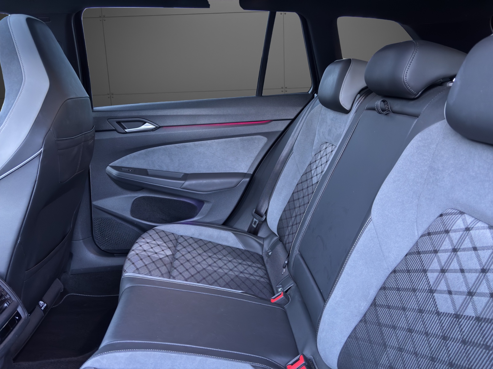 VW Golf Variant 1.5 eTSI mHEV R-Line-image-10