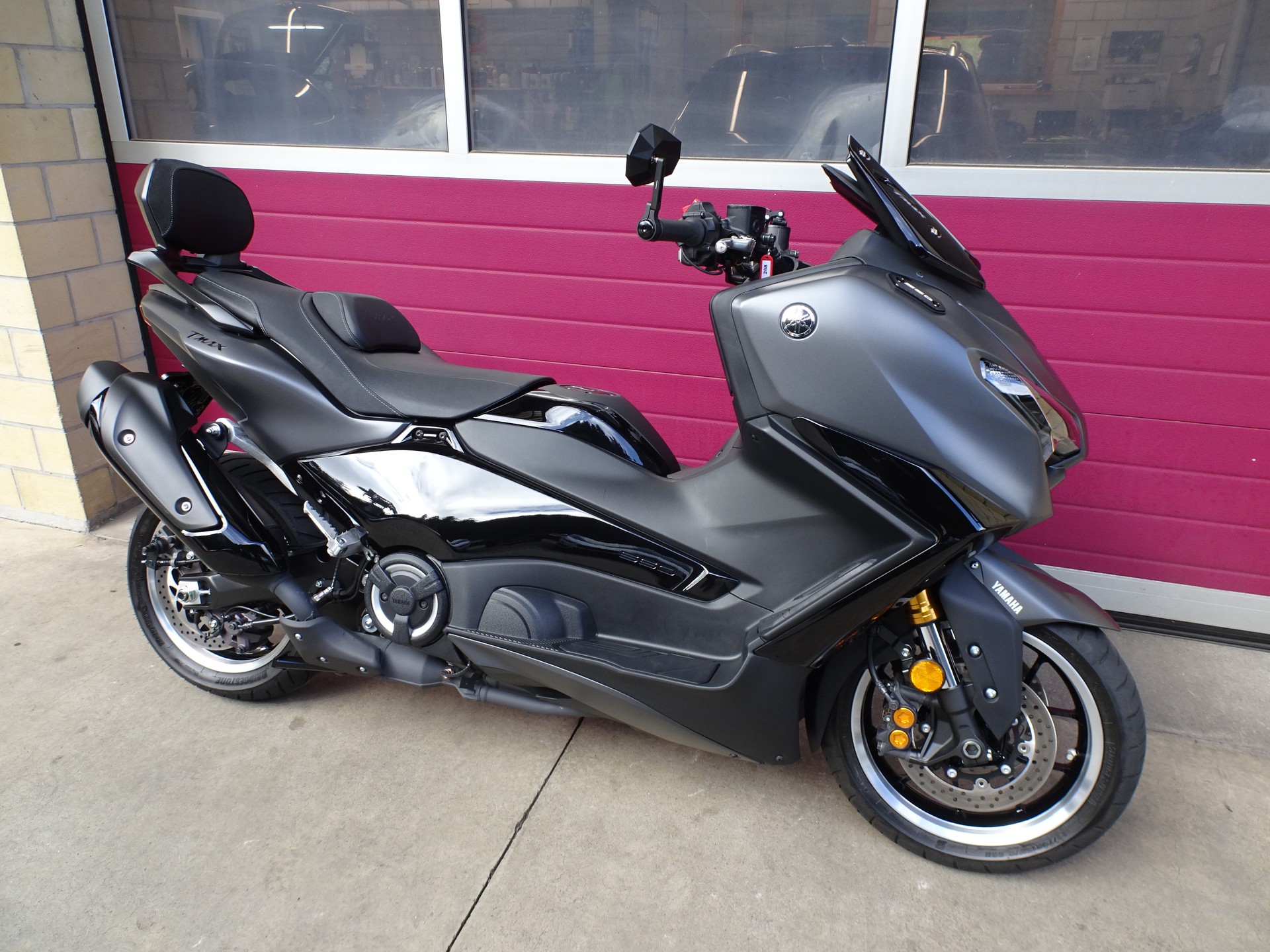 YAMAHA T-MAX Tech-Max XP 560-showroom-element-2