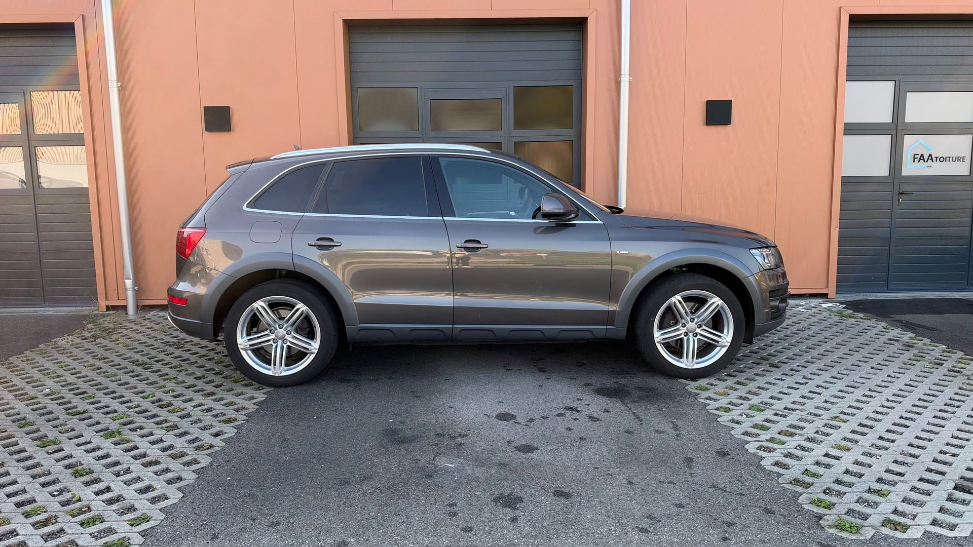 AUDI Q5 3.2 FSI quattro "* CH Auto * Toit Ouvrant * Camera recul * Son Bang&Olufsen * Sièges Electriques/Chauffants *"-image-3