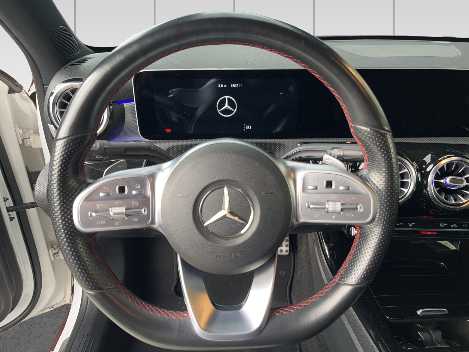 MERCEDES-BENZ A 200 AMG Line 7G-DCT-image-11