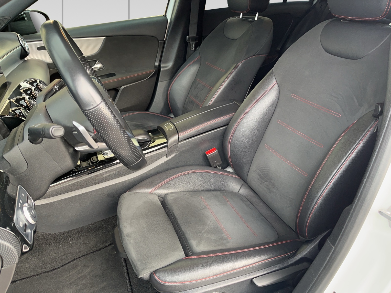 MERCEDES-BENZ A 200 AMG Line 7G-DCT-image-6
