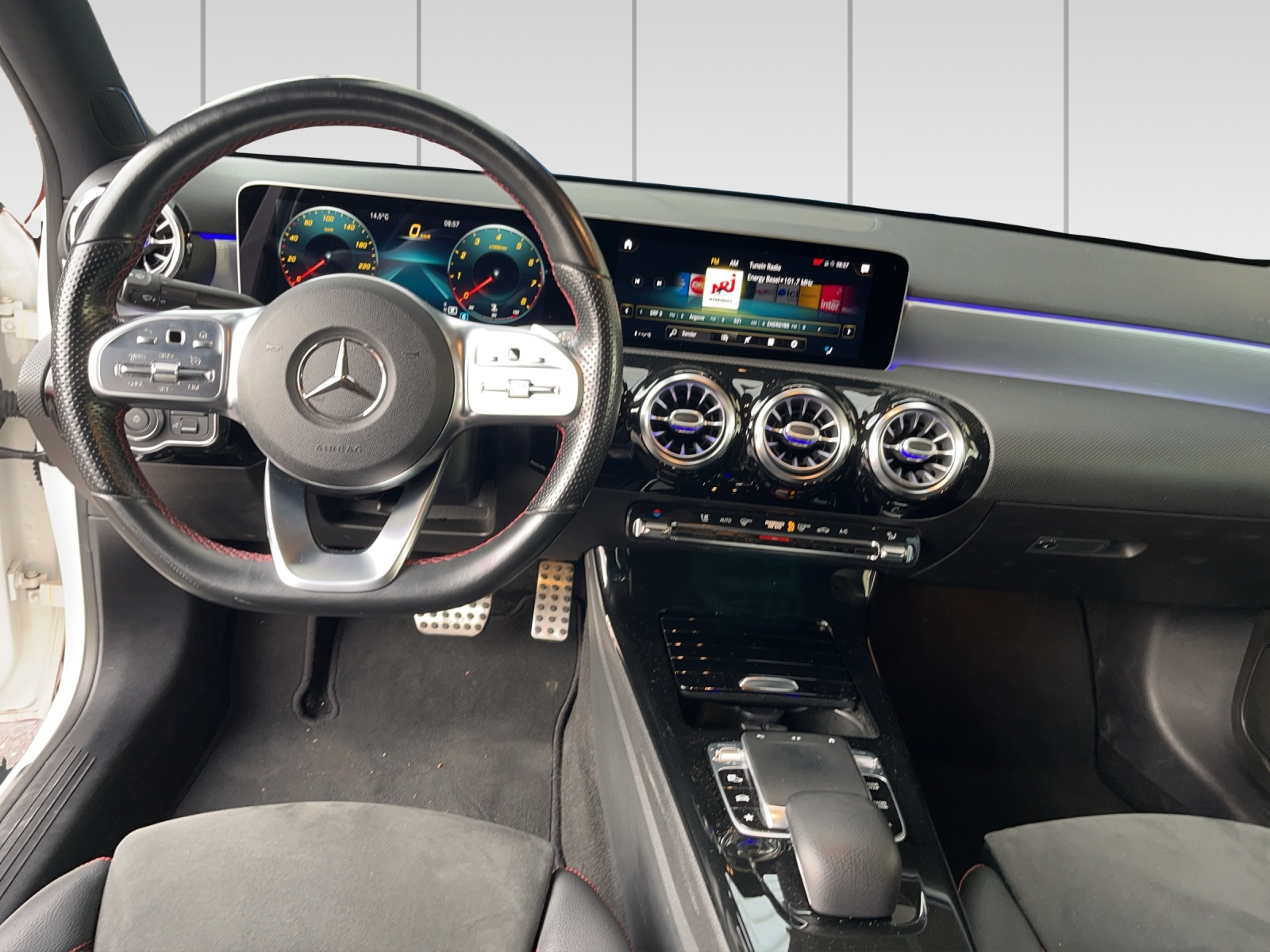 MERCEDES-BENZ A 200 AMG Line 7G-DCT-image-8