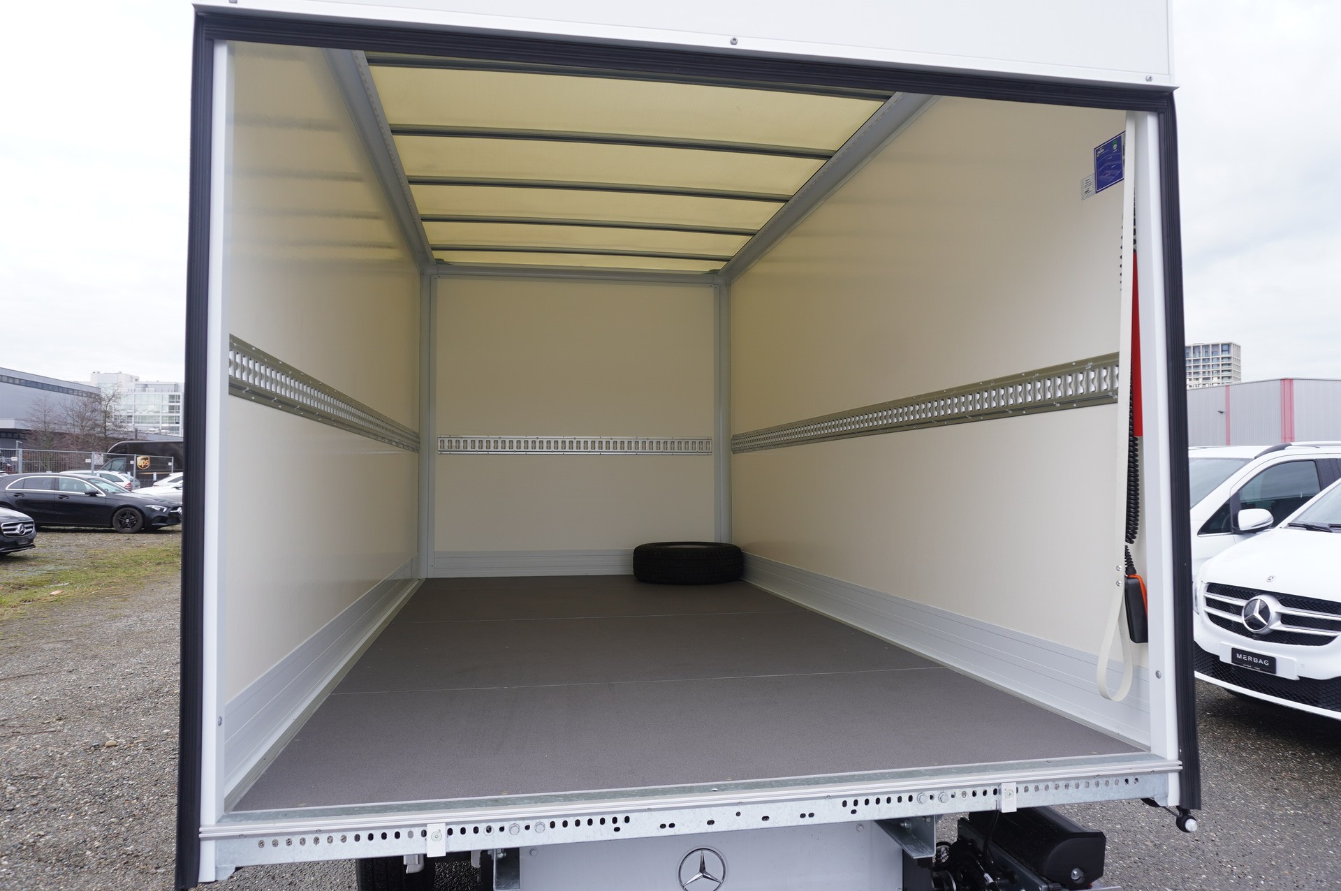 MERCEDES-BENZ Sprinter 317 CDI Lang Kofferaufbau mit Hebebühne-image-3