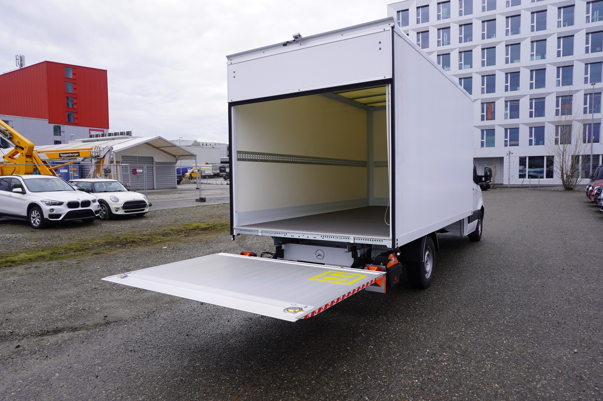 MERCEDES-BENZ Sprinter 317 CDI Lang Kofferaufbau mit Hebebühne-image-2
