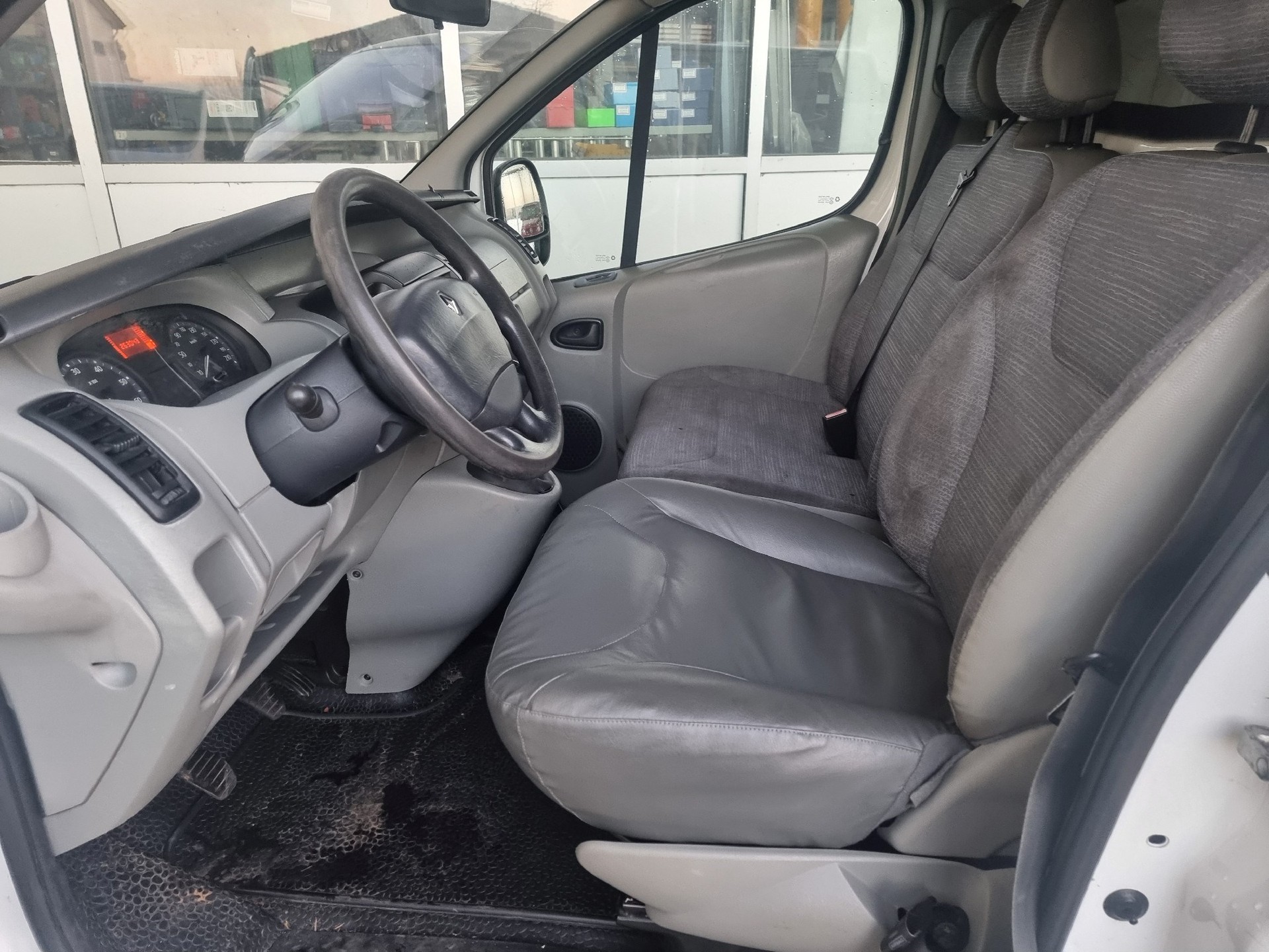 RENAULT Trafic 2.0 dCi 115 2.9t L1H1-image-8