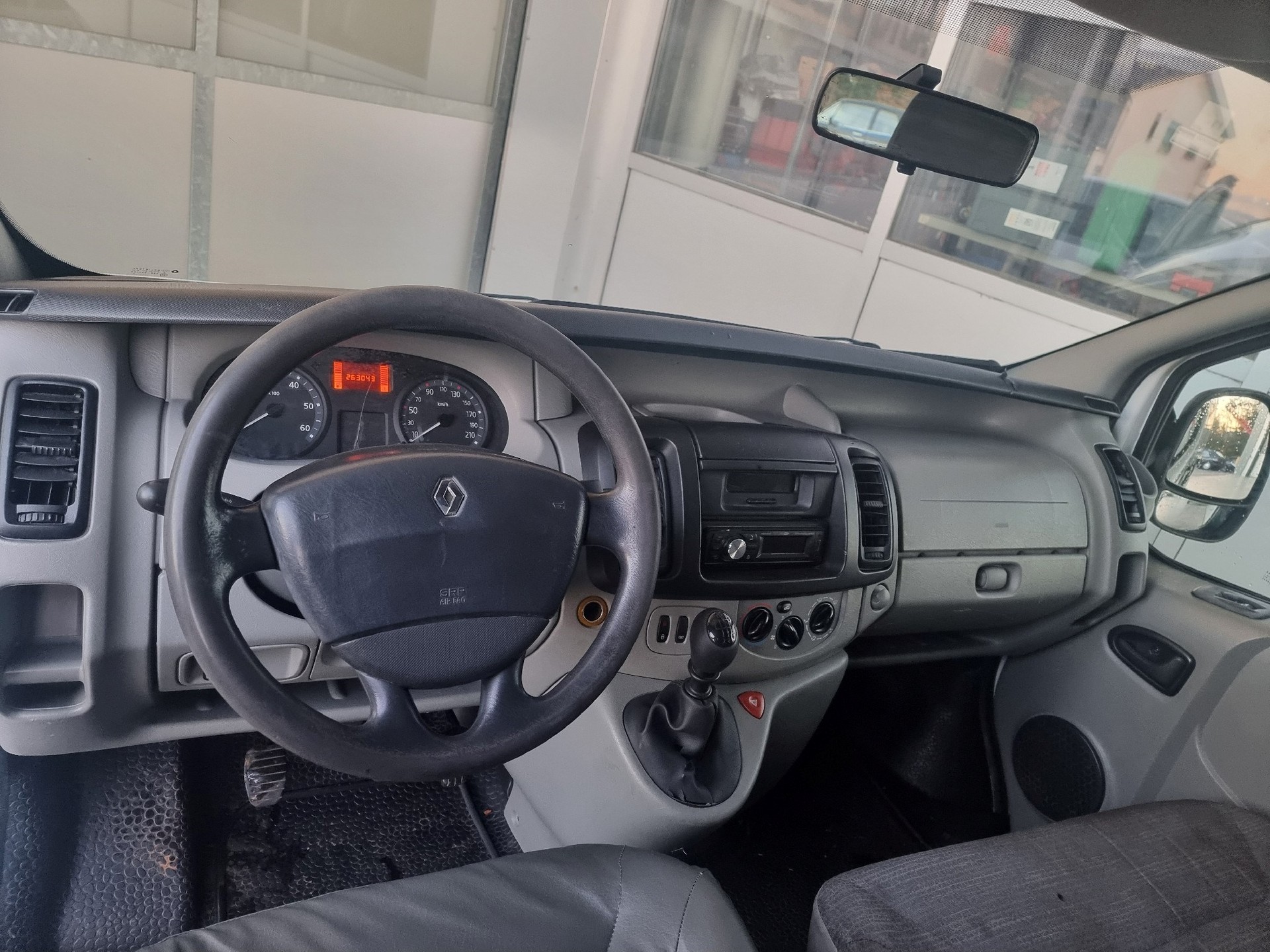 RENAULT Trafic 2.0 dCi 115 2.9t L1H1-image-9
