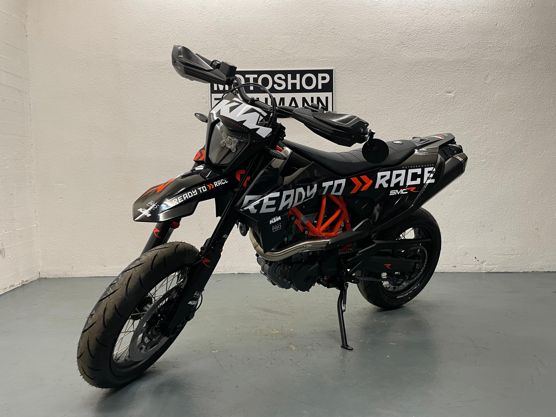 KTM 690 SMC R-showroom-element-1