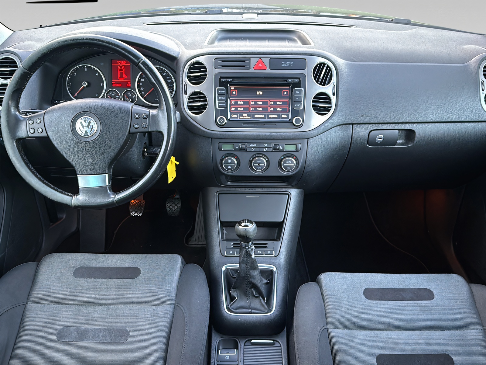 VW Tiguan 2.0 TDI Sport&Style-image-11