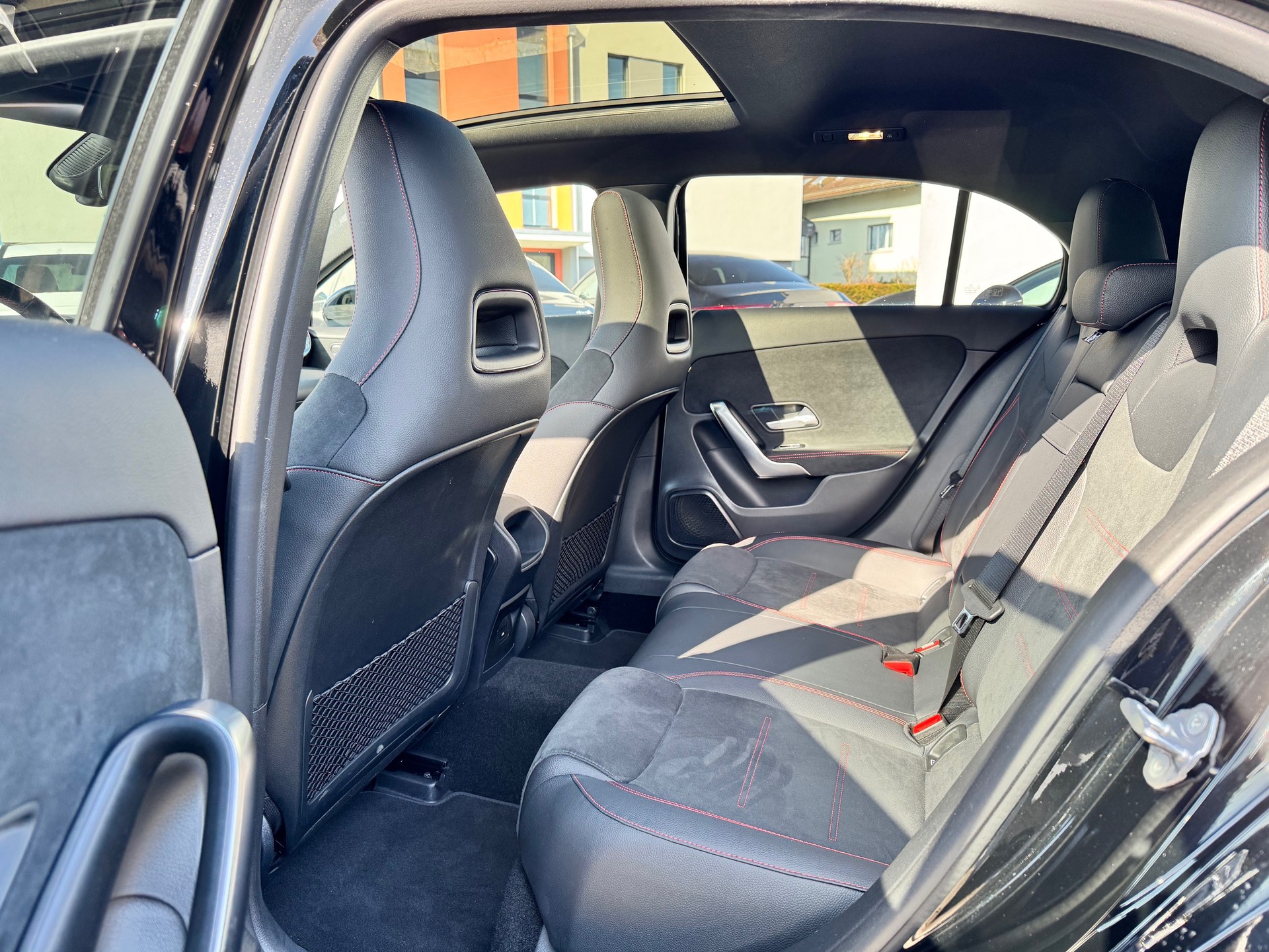 MERCEDES-BENZ A 250 4Matic AMG Line 8G-DCT-image-10