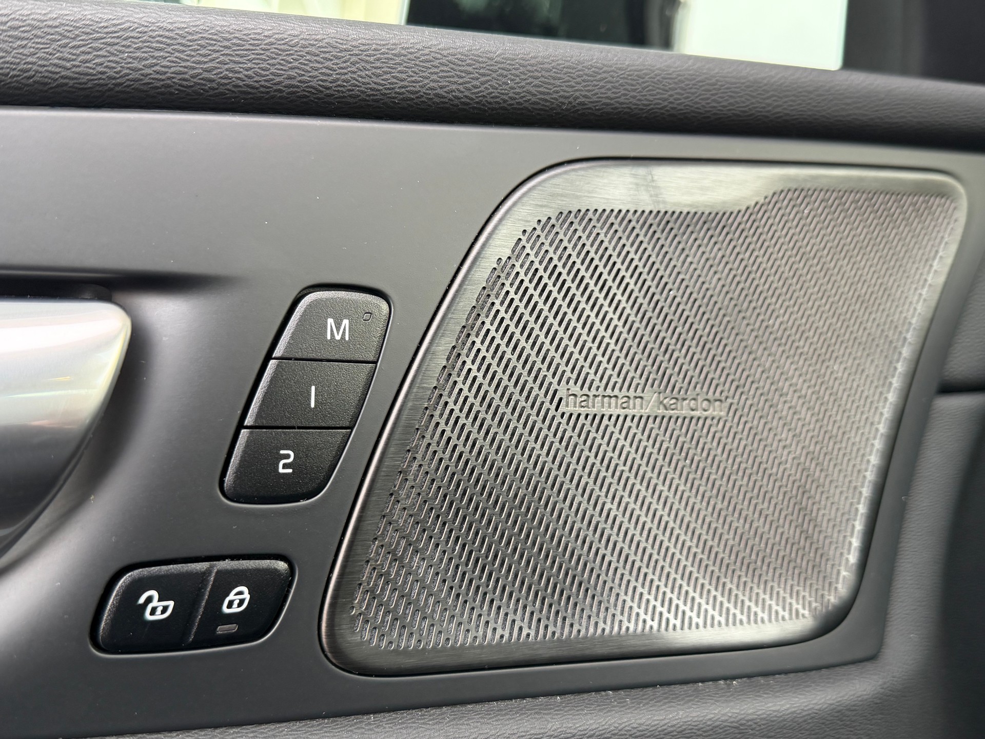VOLVO XC60 B4 Diesel Mild Hybrid AWD Plus Dark Geartronic-image-11