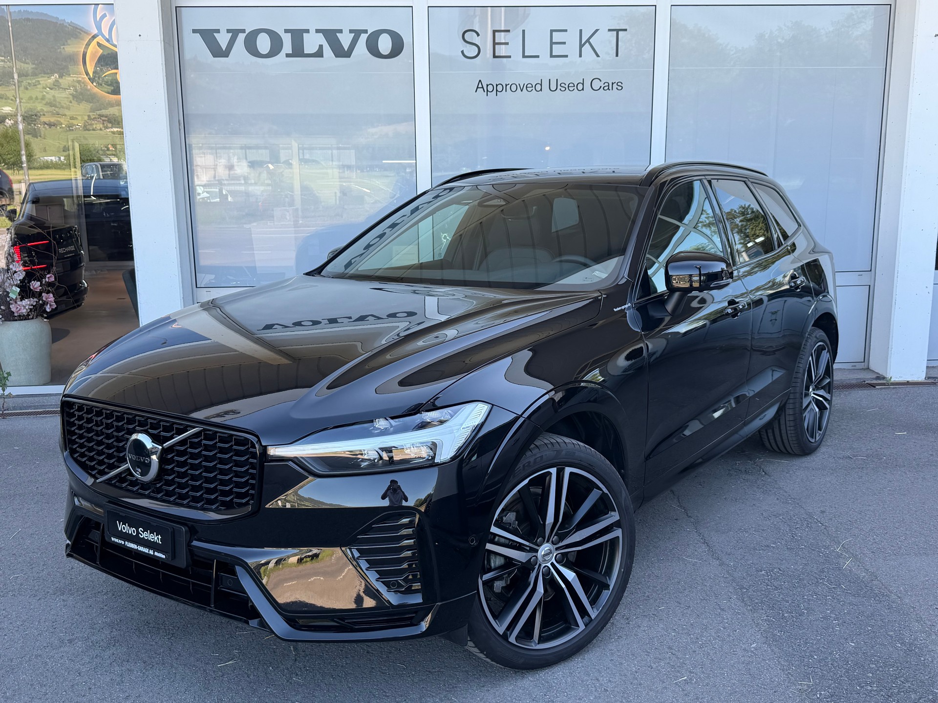 VOLVO XC60 B4 Diesel Mild Hybrid AWD Plus Dark Geartronic-image-0