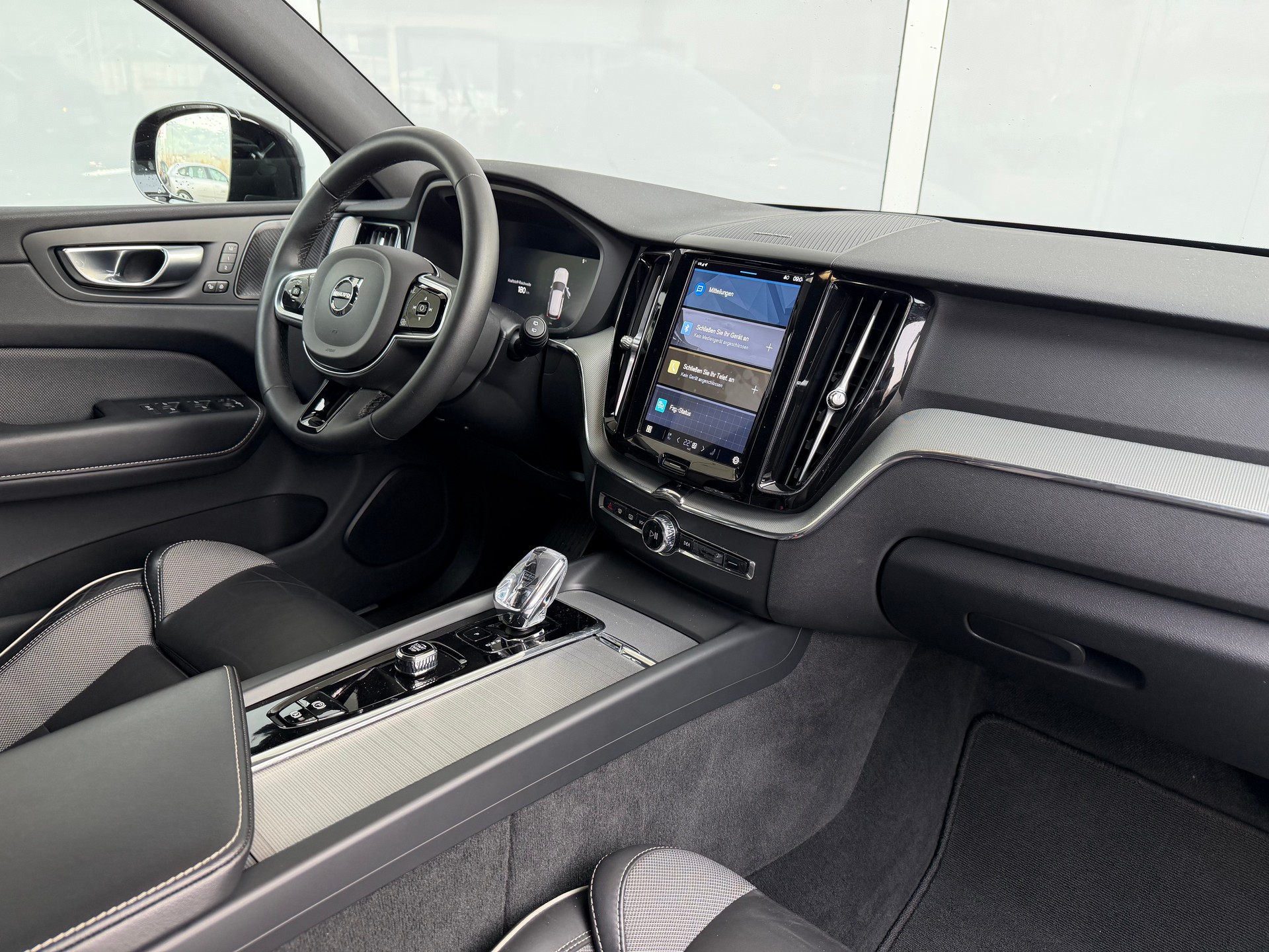 VOLVO XC60 B4 Diesel Mild Hybrid AWD Plus Dark Geartronic-image-2