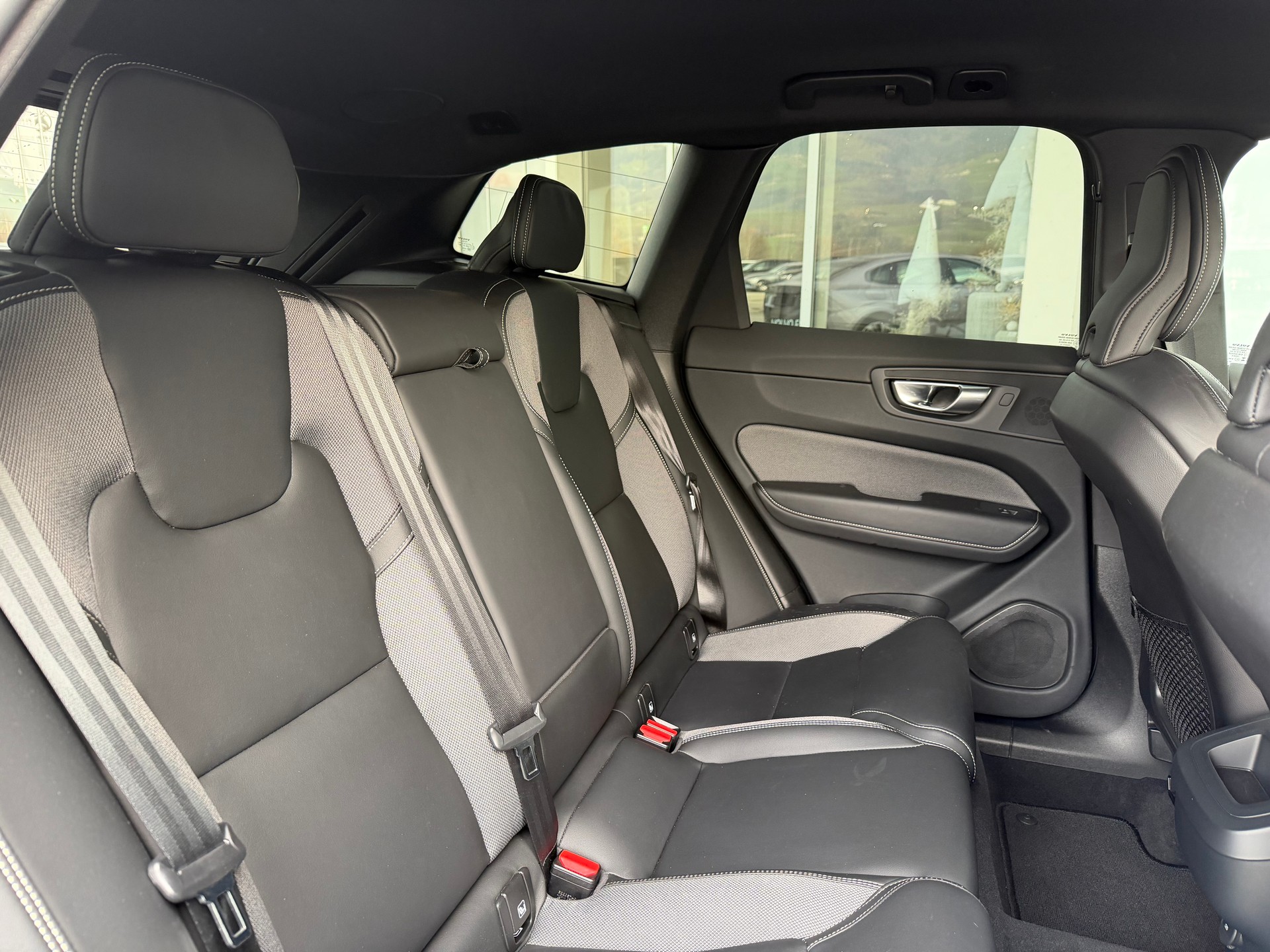 VOLVO XC60 B4 Diesel Mild Hybrid AWD Plus Dark Geartronic-image-5